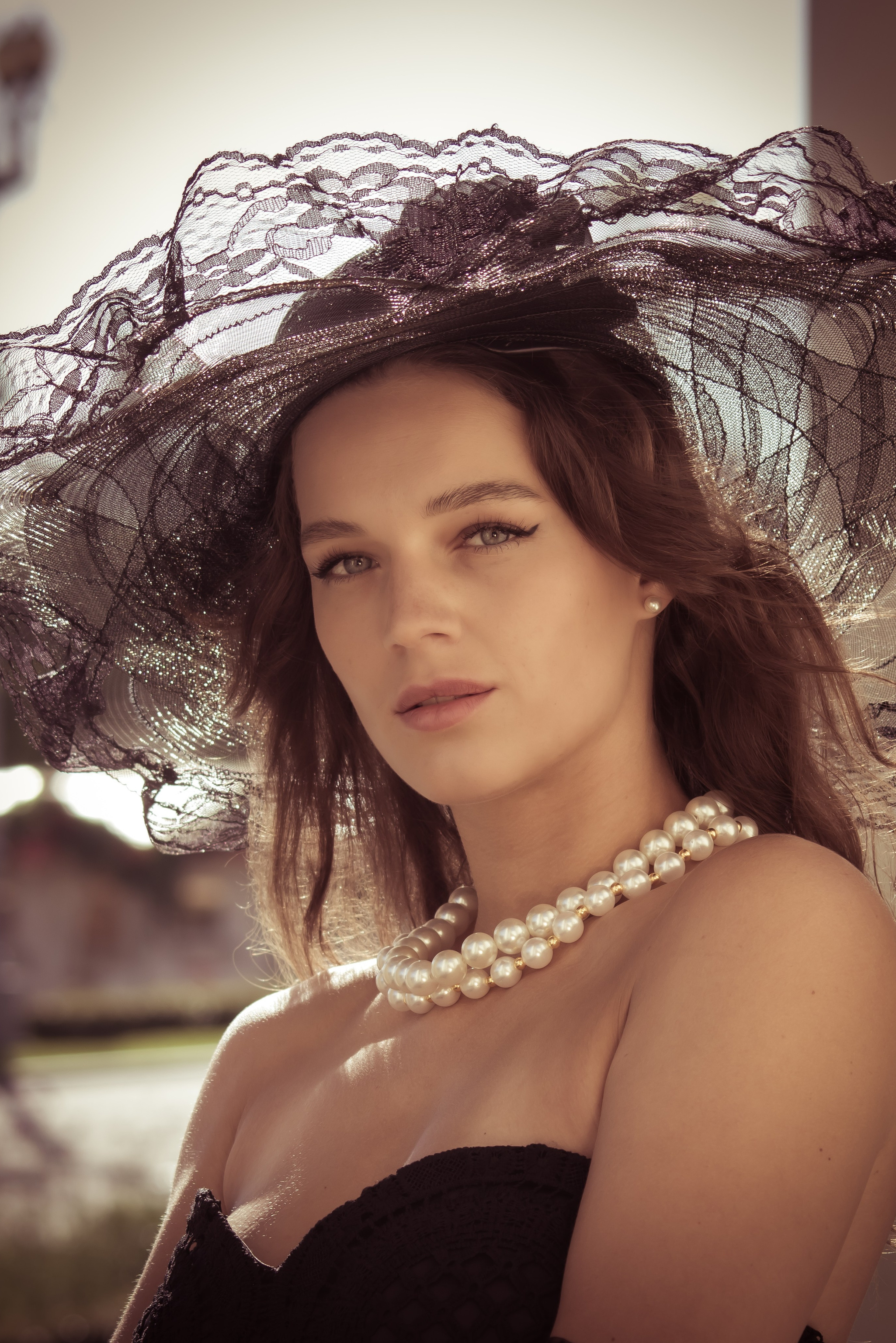 Тематическая фотосессия «Леди в чёрной шляпе» в жемчугах, портрет крупным планом — фотограф Карасёва Елена, Москва