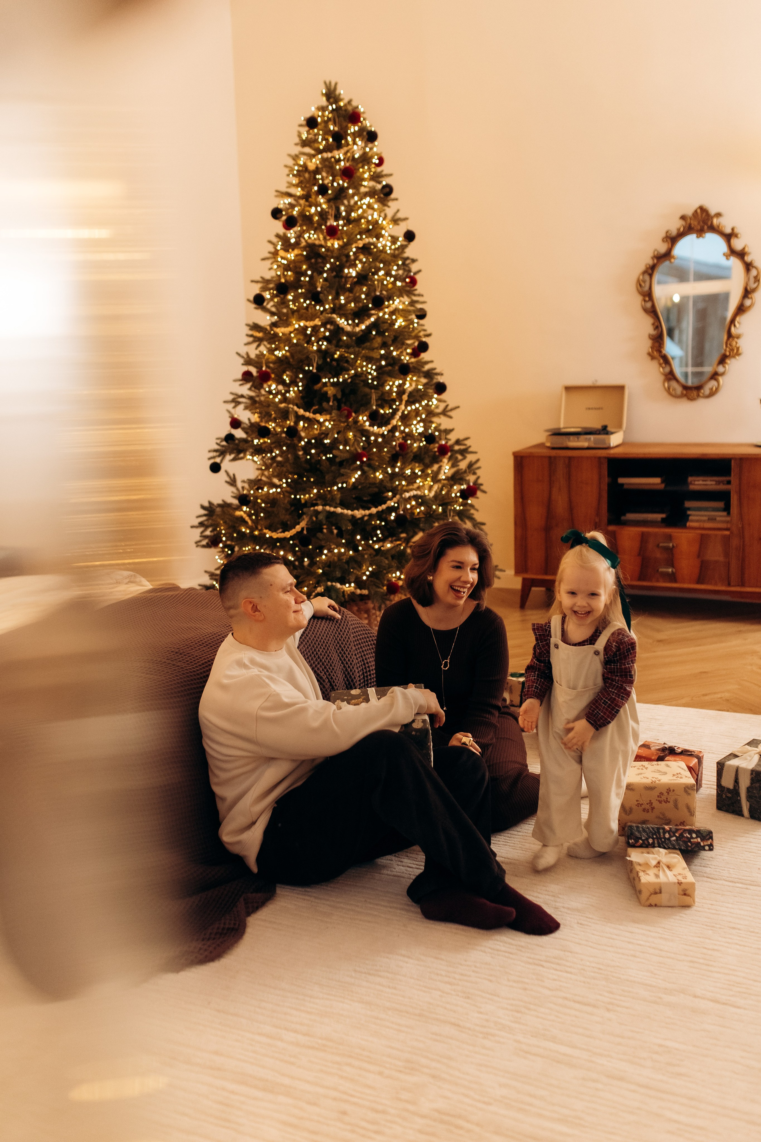 В неё входит: Фотосессия от 1 ч. до 1,5 часов 1-2 образа для фотосъемки От 100 фотографий в цветокоррекции и 10 в ретуши