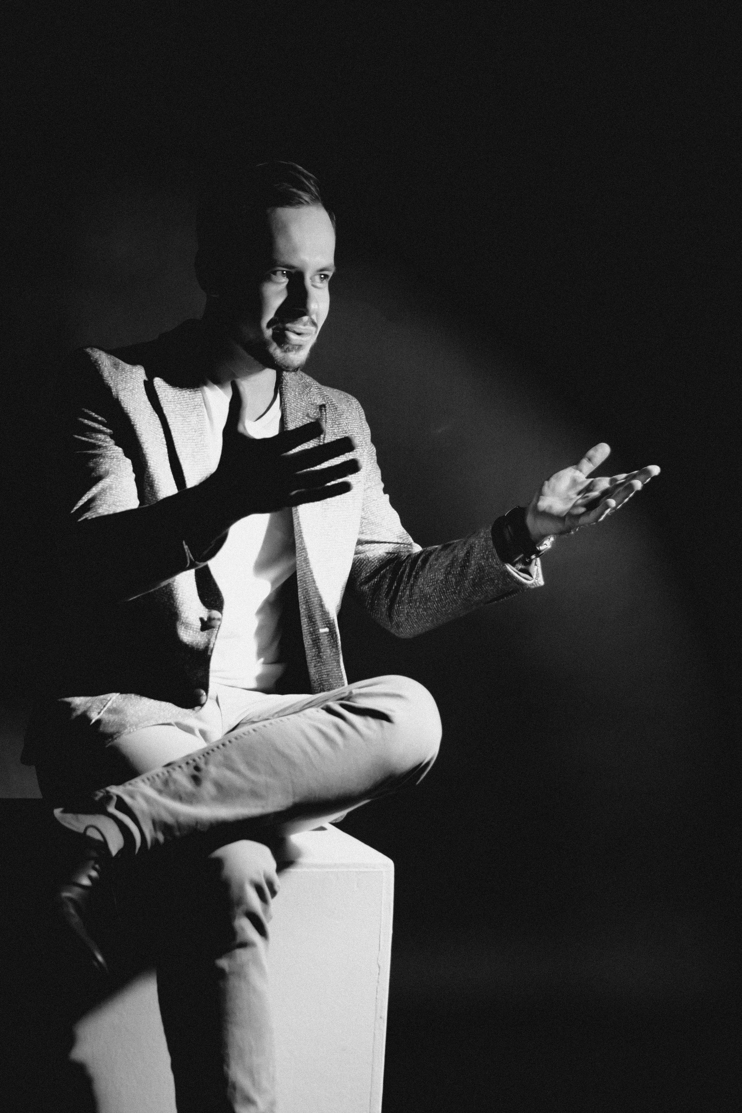 КОНТАКТЫ. Светильники Романа Скороходова