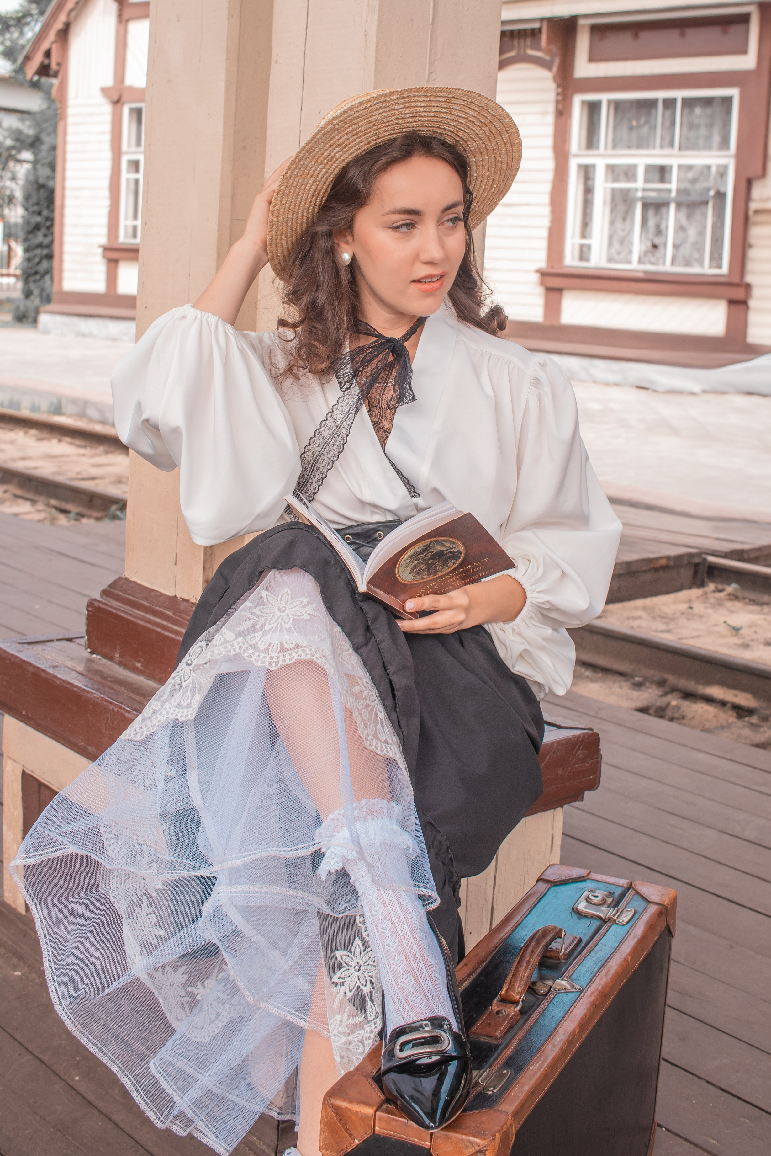 Тематическая фотосессия в образе путешественницы на железнодорожном вокзале — фотограф Карасёва Елена