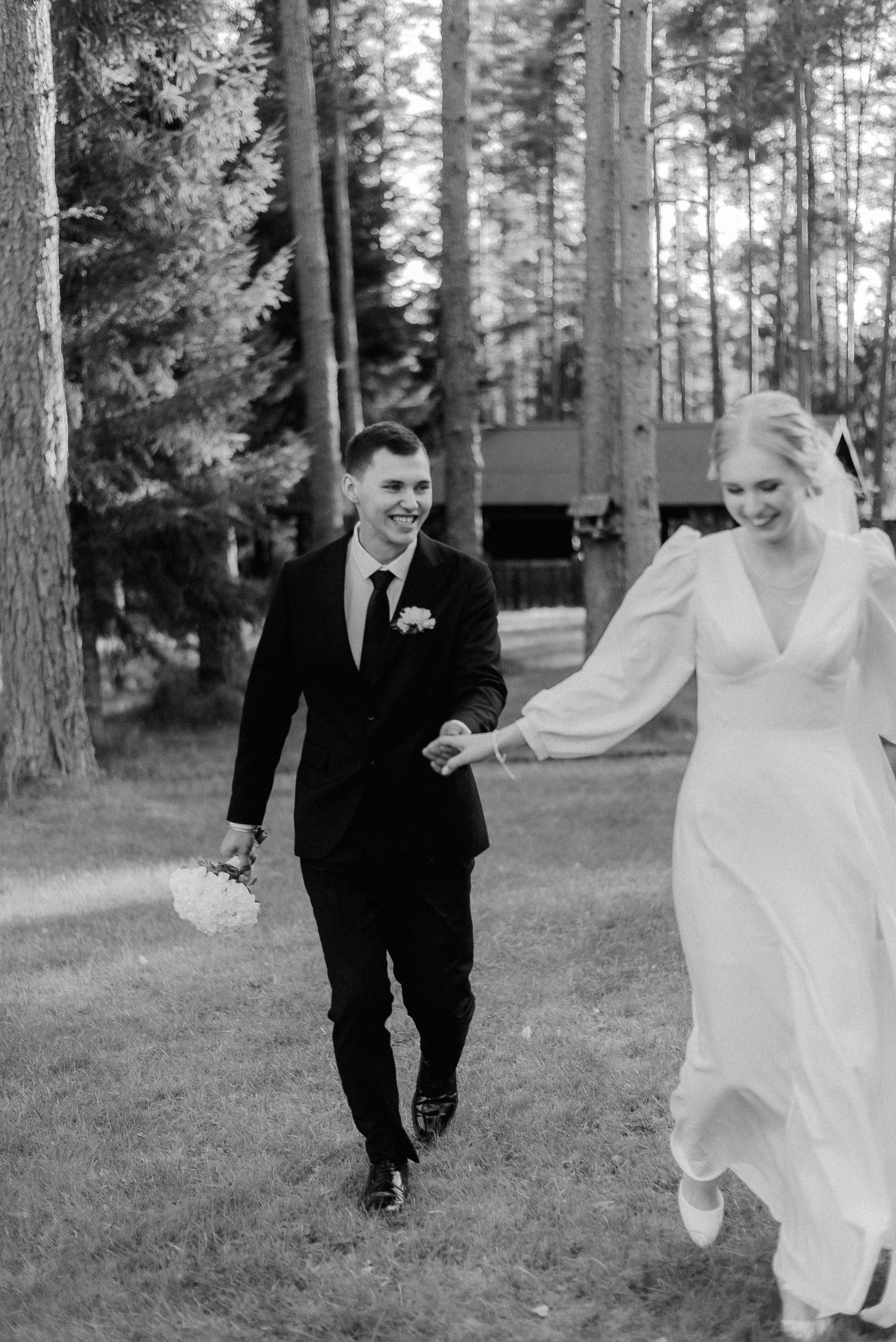 Свадьба молодожен в теплых тонах с видом на Каспийское море.