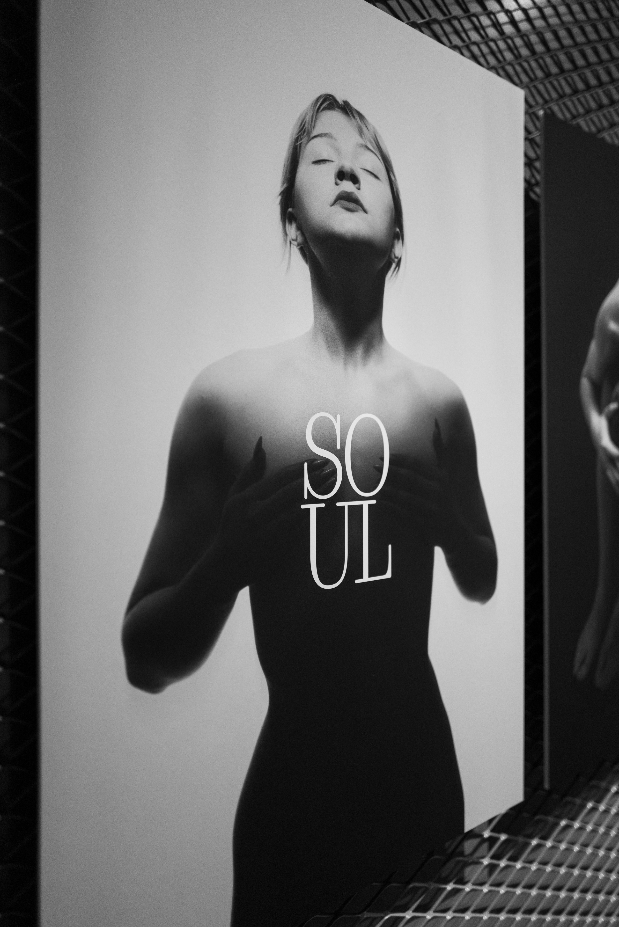 Инсталляция с фото SOUL в Паркинг Галерее в Зарядье