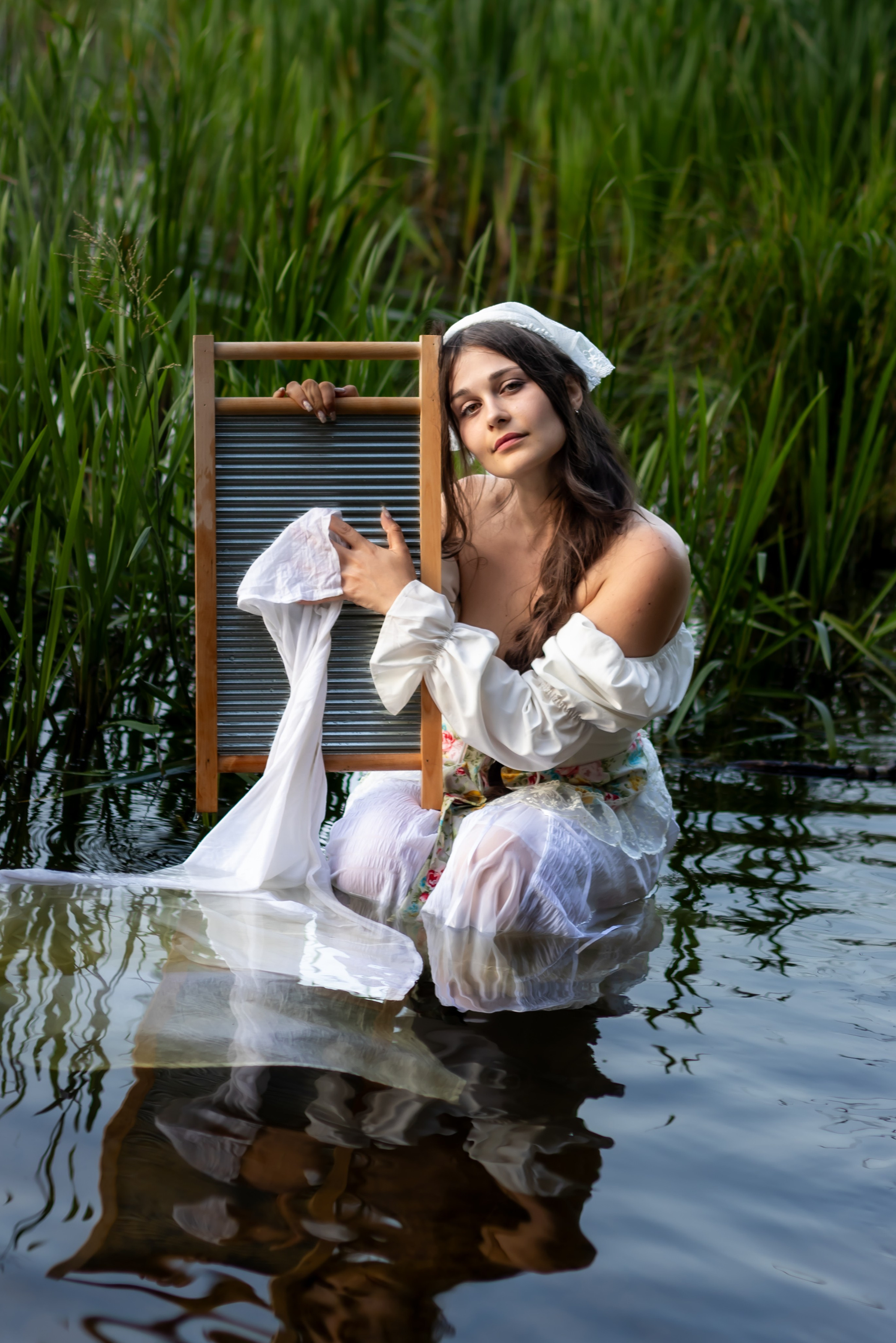 Тематическая фотосессия «Стирка на реке» с девушкой в белом платье у воды — фотограф Карасёва Елена, Московская область