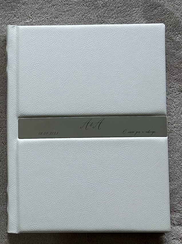 Свадебная фотокнига из белой искусственной кожи премиум- класса с металлической вставкой посередине