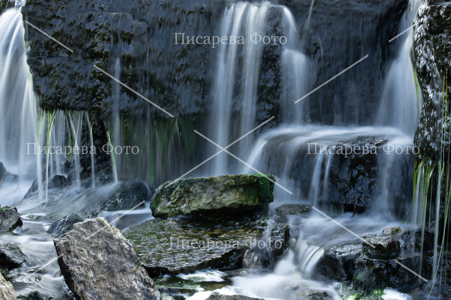 Красивый маленький водопад с замороженной водой