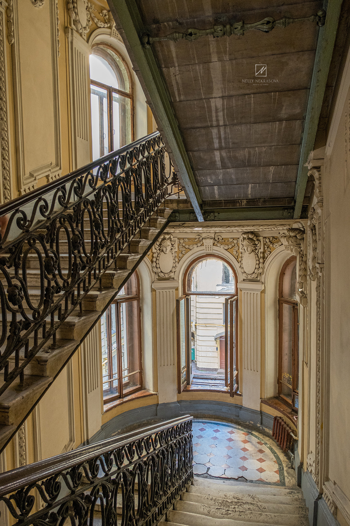 Парадная дома Блокка на Невском проспекте. Фотограф и искусствовед в Туле и Санкт-Петербурге Нелли Некрасова