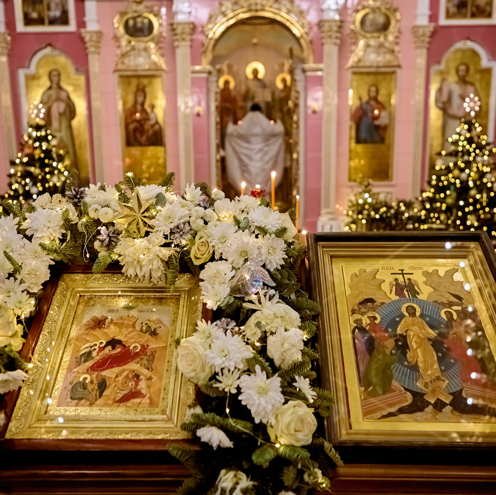 Две иконы Рождество и Воскресение Христово лежат на аналое