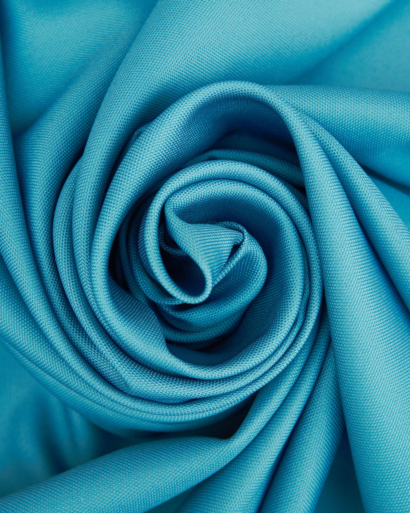 Голубая ткань закручена по кругу розочкой