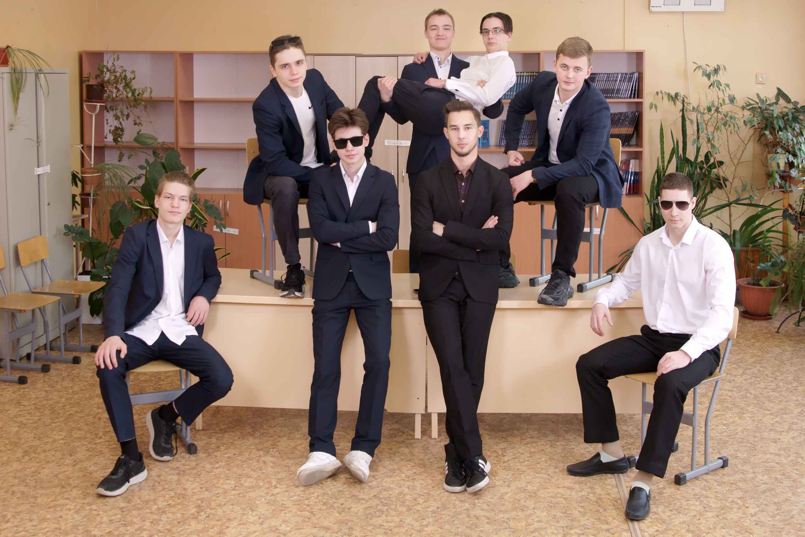 Школьная фотосессия выпускников 9,11 класса старшей школы мальчики