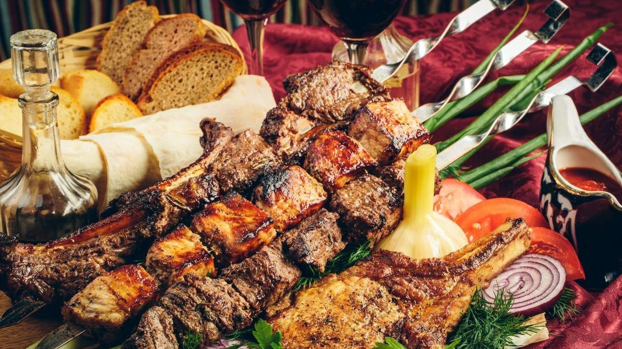 Блюда на мангале. Грузинская кухня. Доставка блюд по меню. Доставка комплексных обедов