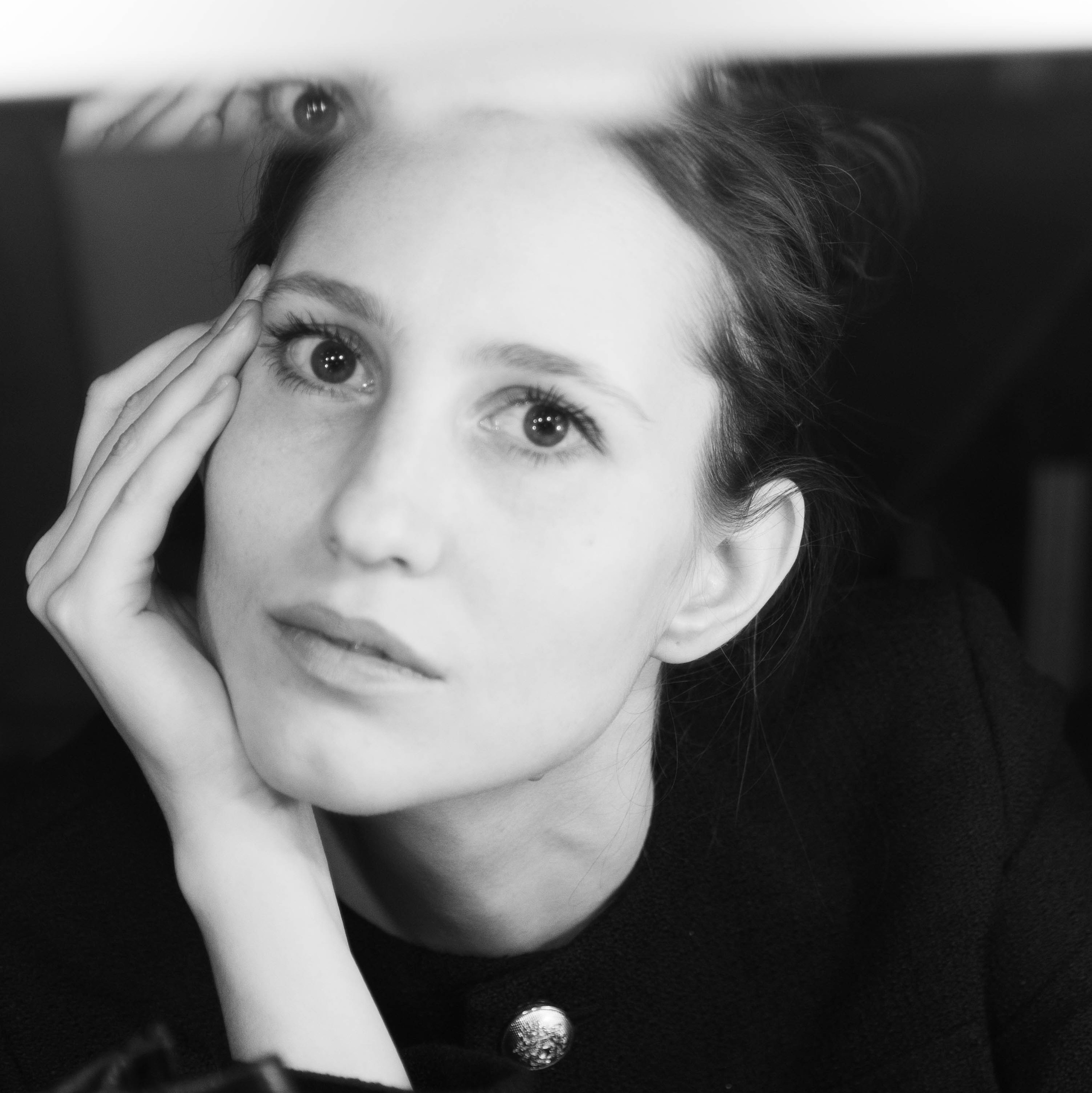 Черно-белая портретная фотография в студии крупным планом