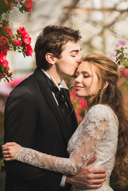 Можно написать тысячу слов о неповторимой атмосфере торжественности и уникальности такого события, как свадьба. И слова будут литься рекой, как чудесная музыка, услаждающая слух.​Можно вечно говорить о том, что вам нужна именно профессиональная фотосъемка свадьбы, ведь упущенный момент — не вернуть!​Можно в сотый раз напомнить о том, как важна свадебная фотосессия не только в моменте «сейчас», но и в моменте «вся жизнь», ведь это память навсегда!​Можно назойливо советовать и рекомендовать: свадебная фотосъемка в Москве должна проводиться настоящими профессионалами с большим и многогранным опытом!НО!Фотографии говорят больше, чем слова