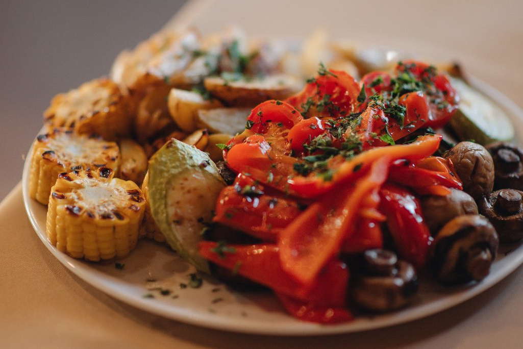 Овощи на гриле (помидоры, перец болгарский, баклажаны, цуккини, початки кукурузы, шампиньоны, красный лук)