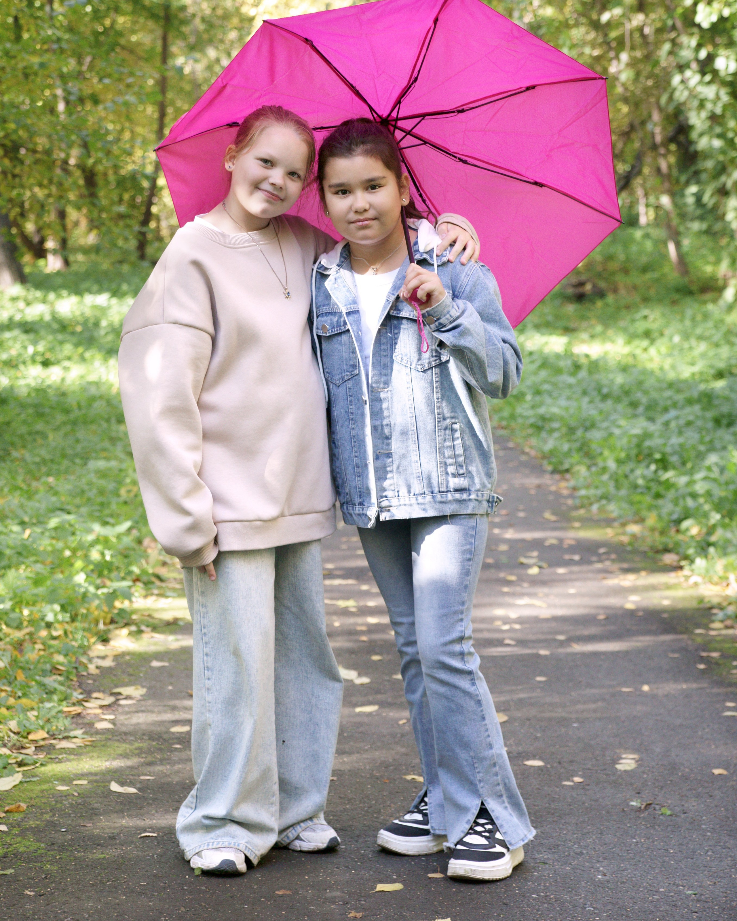 Выпускник начальной школы - осенняя прогулка - подруги