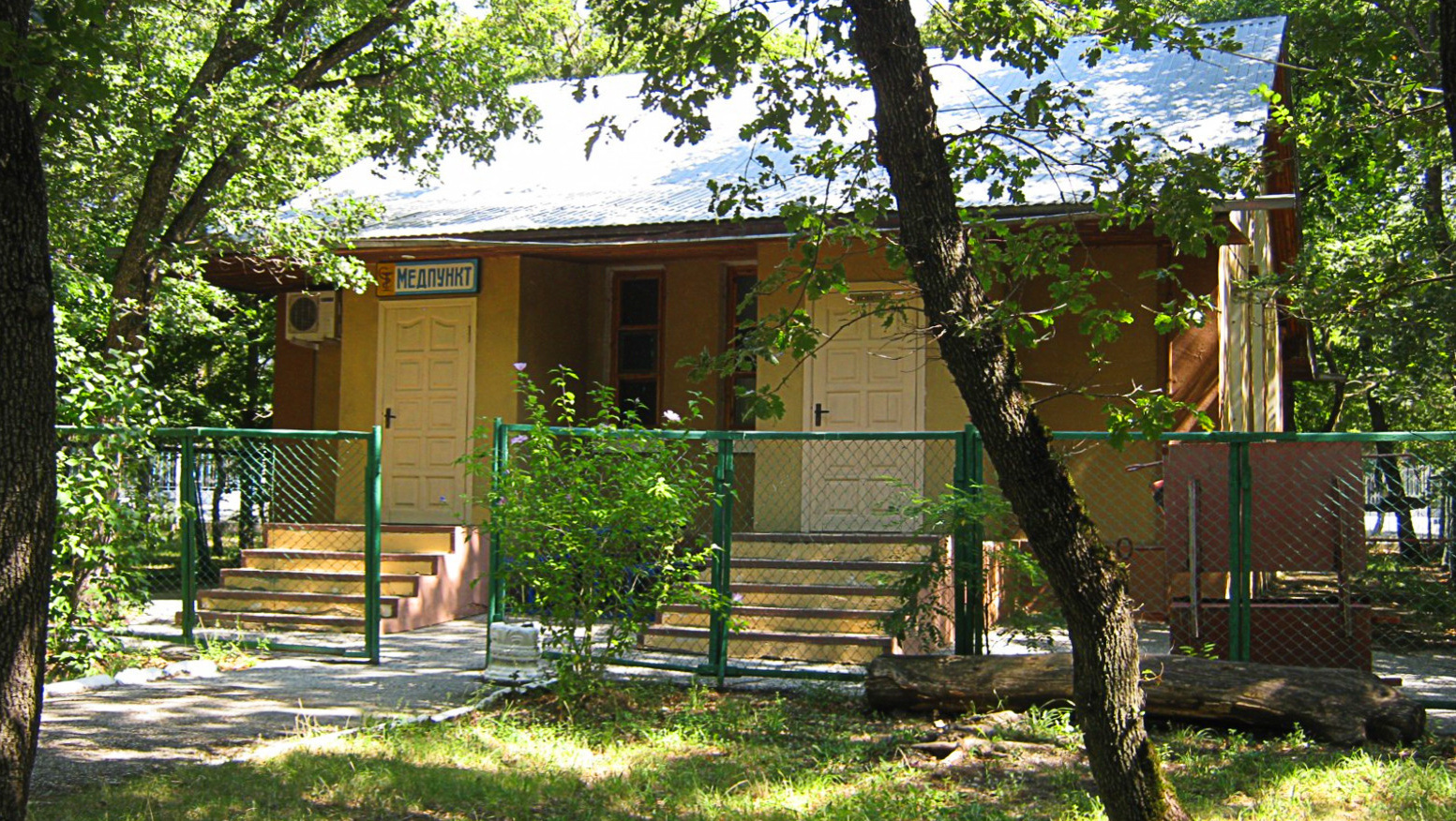 Медицинский пункт, изолятор, здание стоит отдельно от жилых корпусов