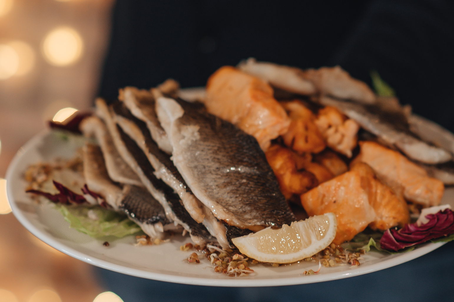 Ассорти рыб (семга, сибас, филе дорадо) на мангале, подается с лимоном