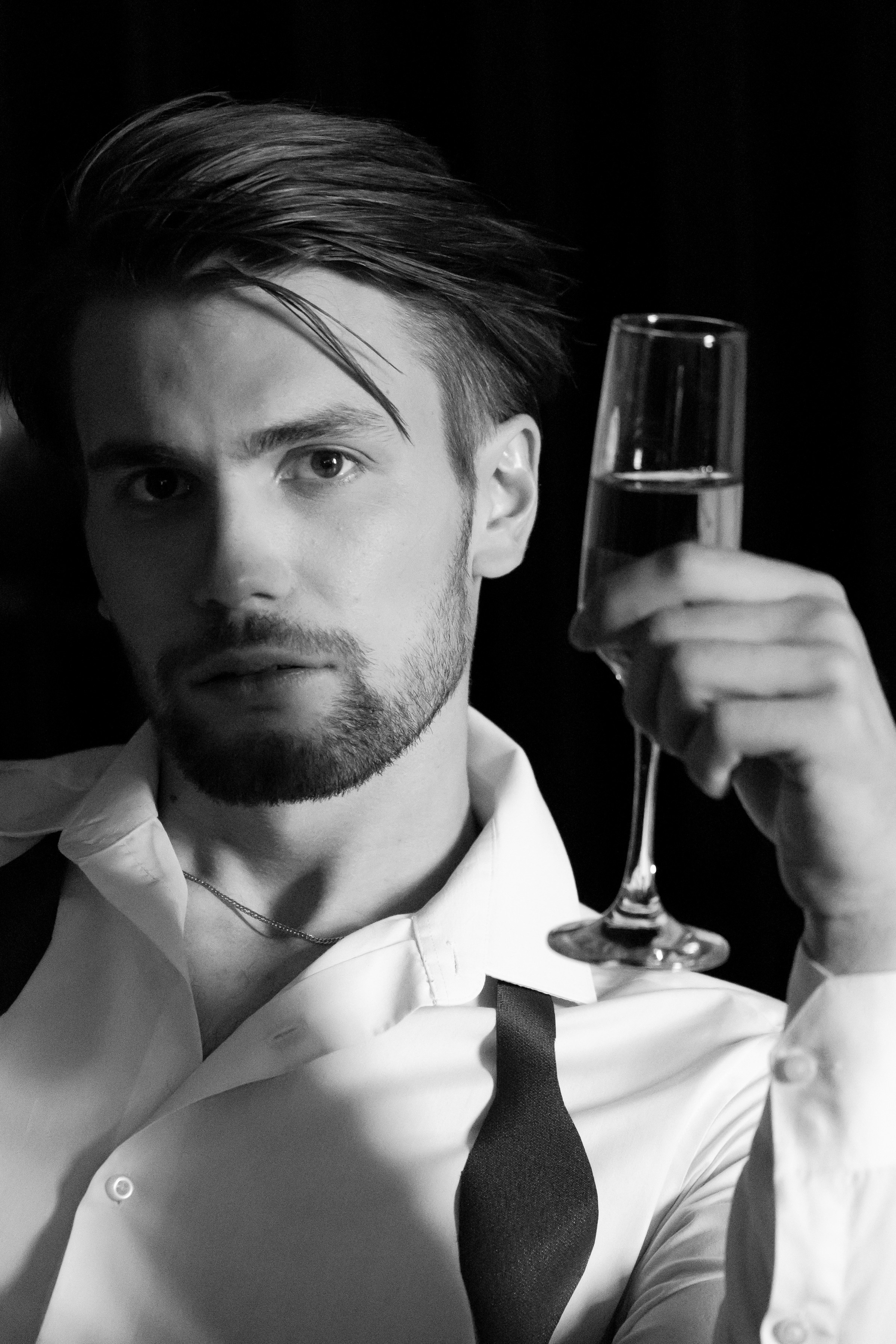жених с бокалом в руке.Чёрно-белый снимок