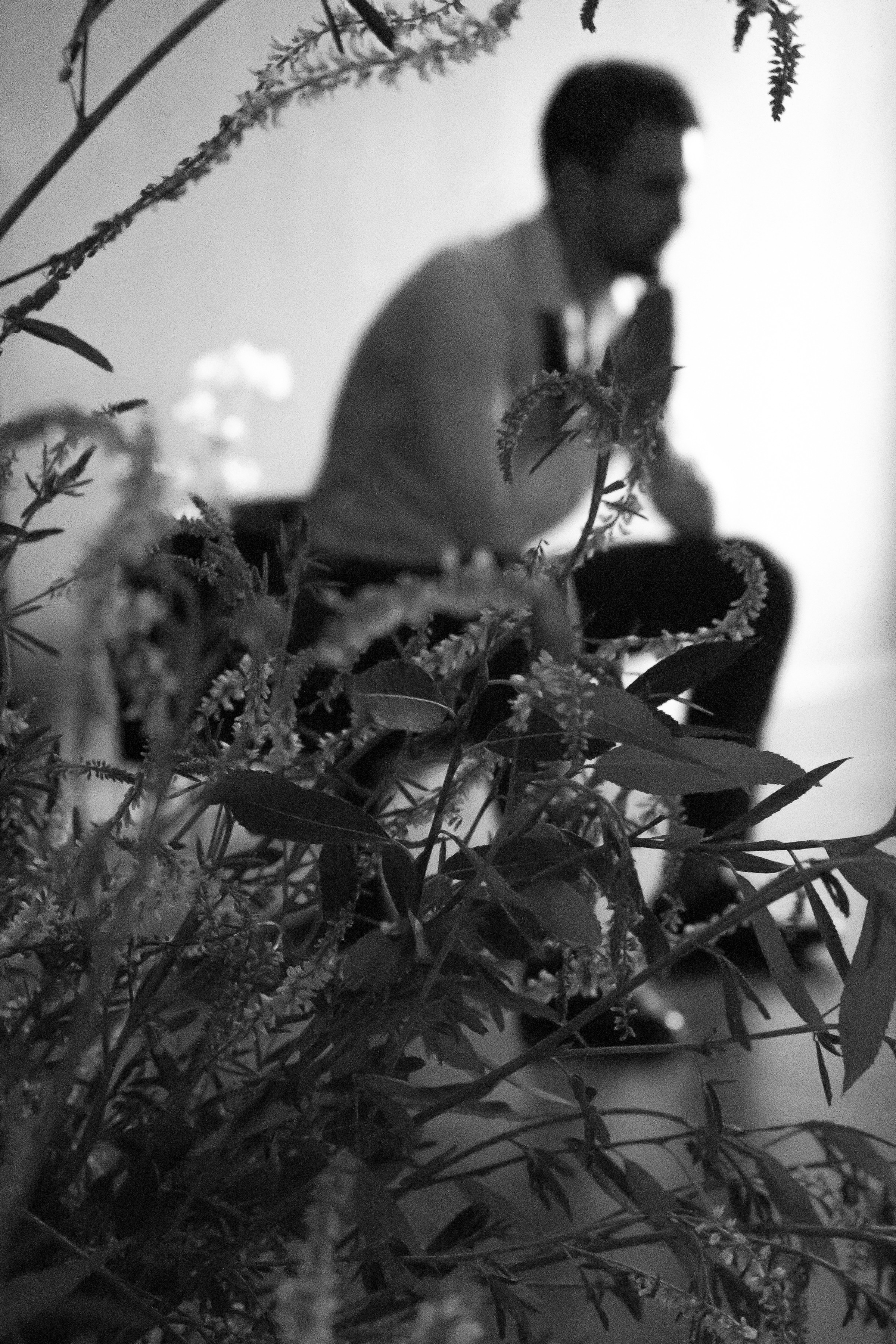 Чёрно-белый снимок жениха