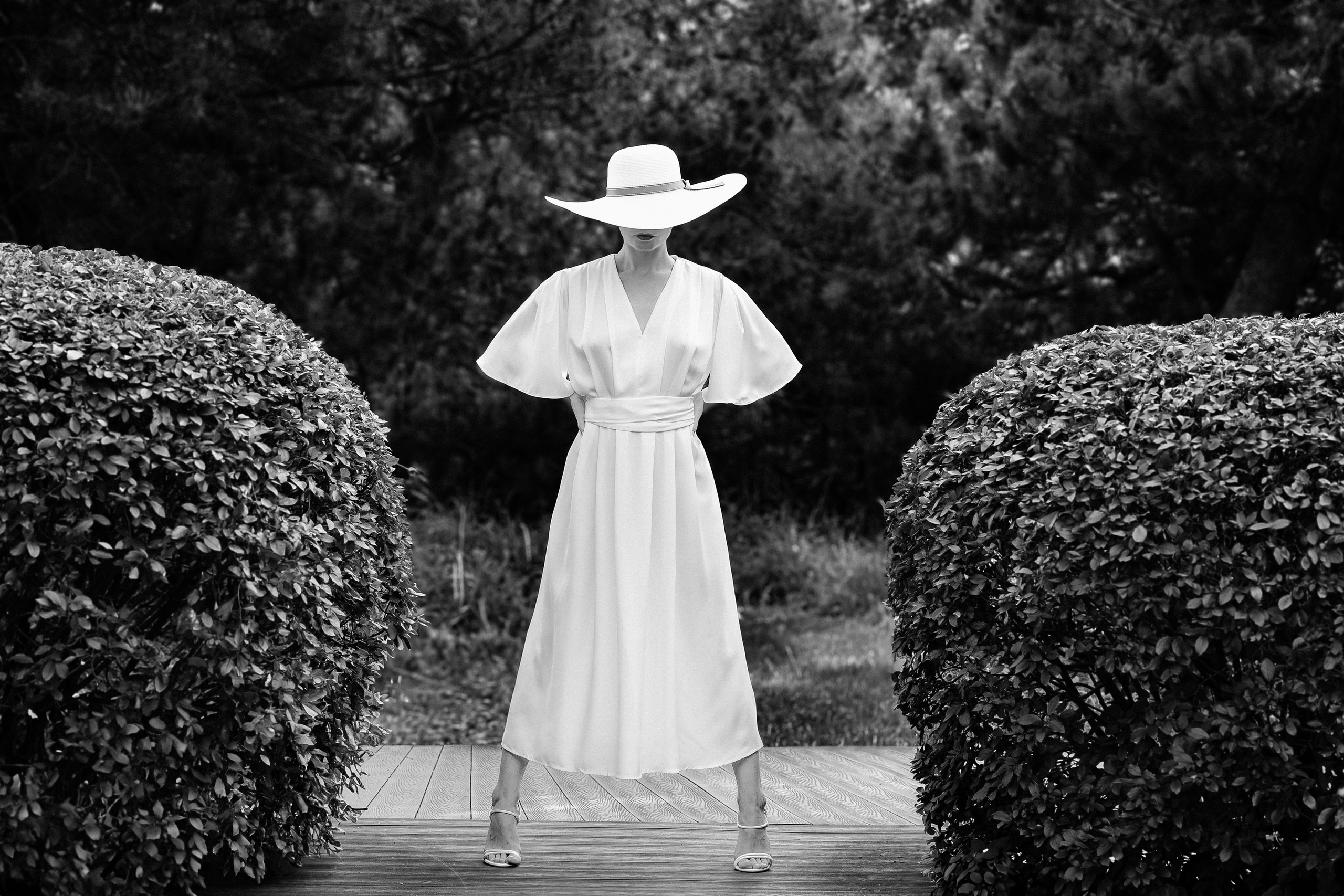 Девушка на каблуках и в белой шляпе.