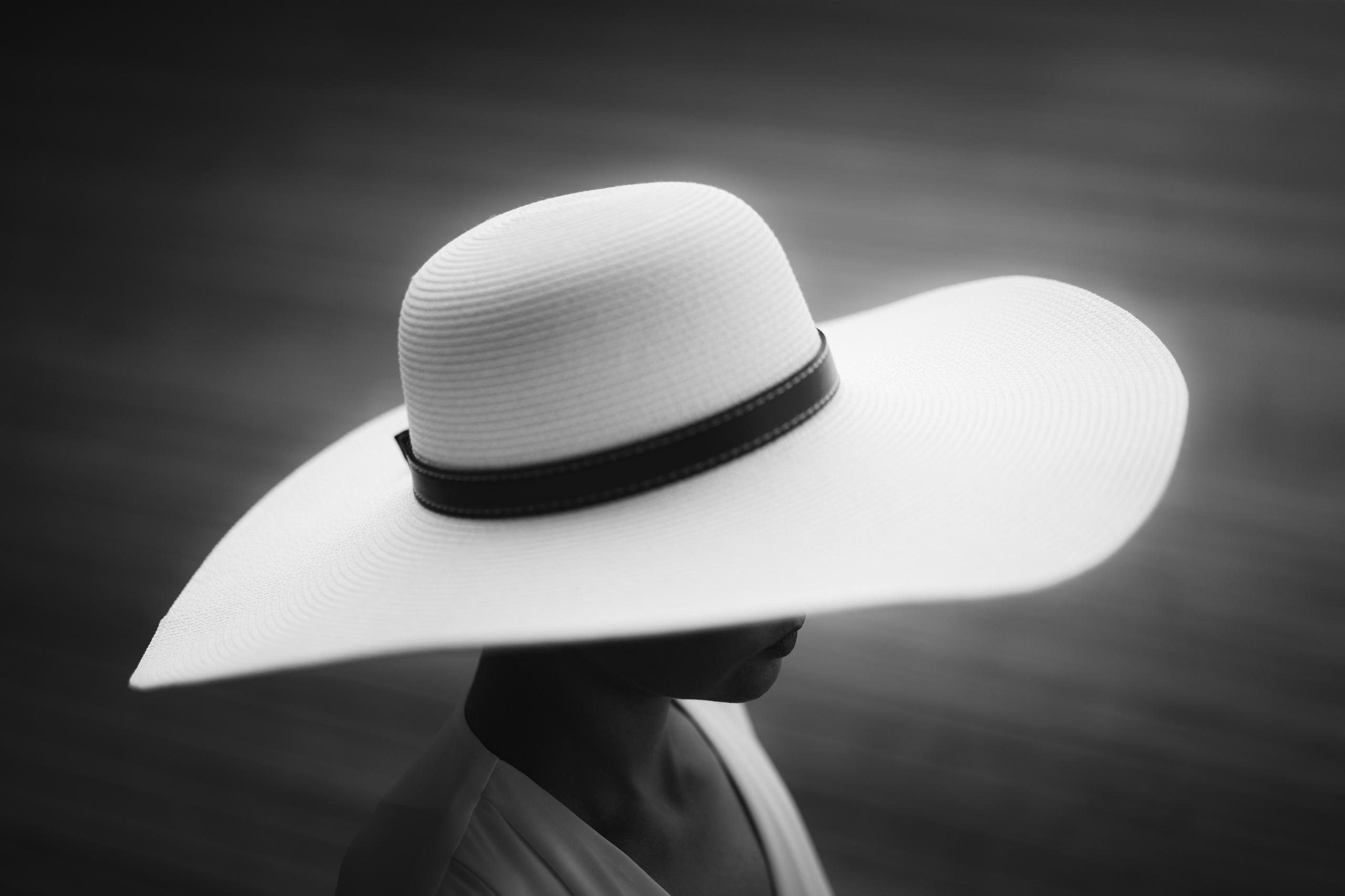 Портрет девушки в белой шляпе.