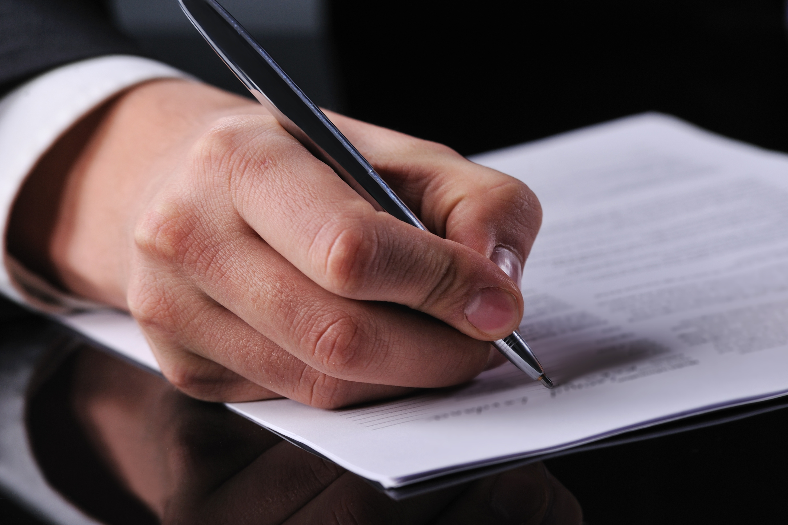 Работник подписывает договор о неконкуренции, не читая условия