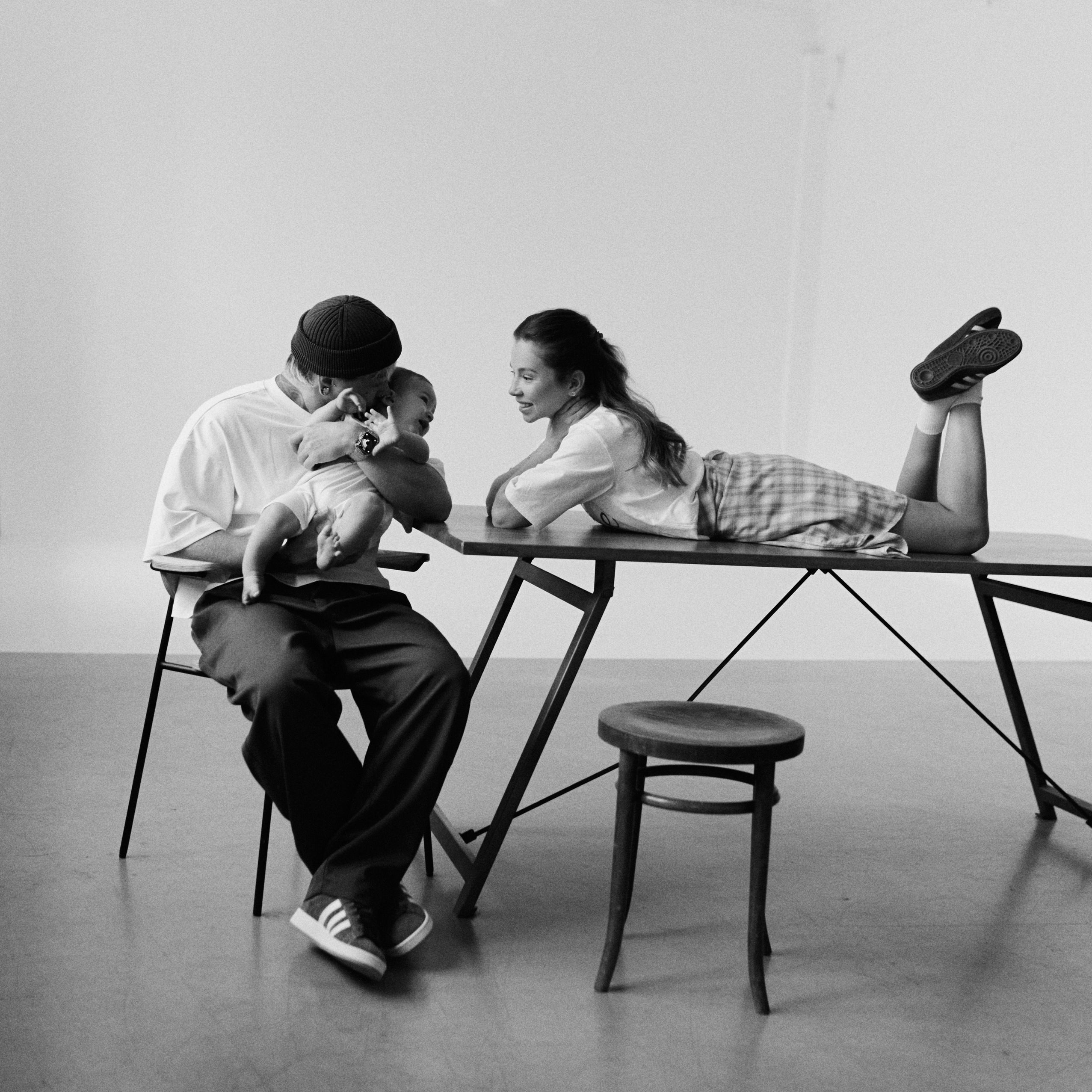 Пара в студии в чёрно-белом кадре