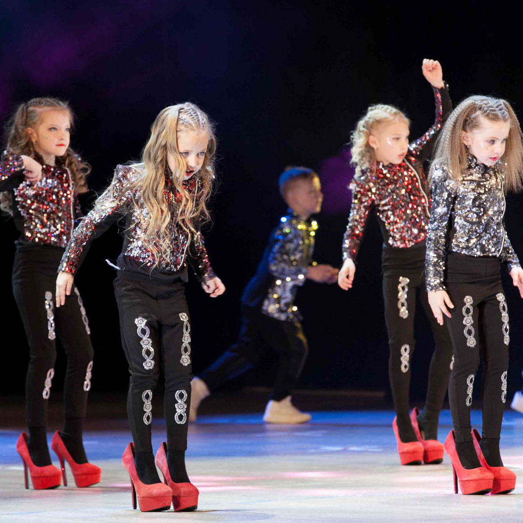 Выступление балета на сцене. Женщина и мужчина.