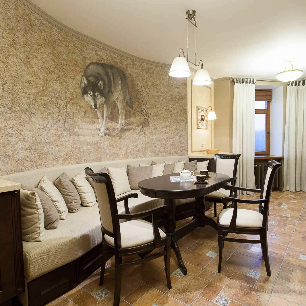 Интерьер квартиры. Гостинная с диваном и темной мебелью