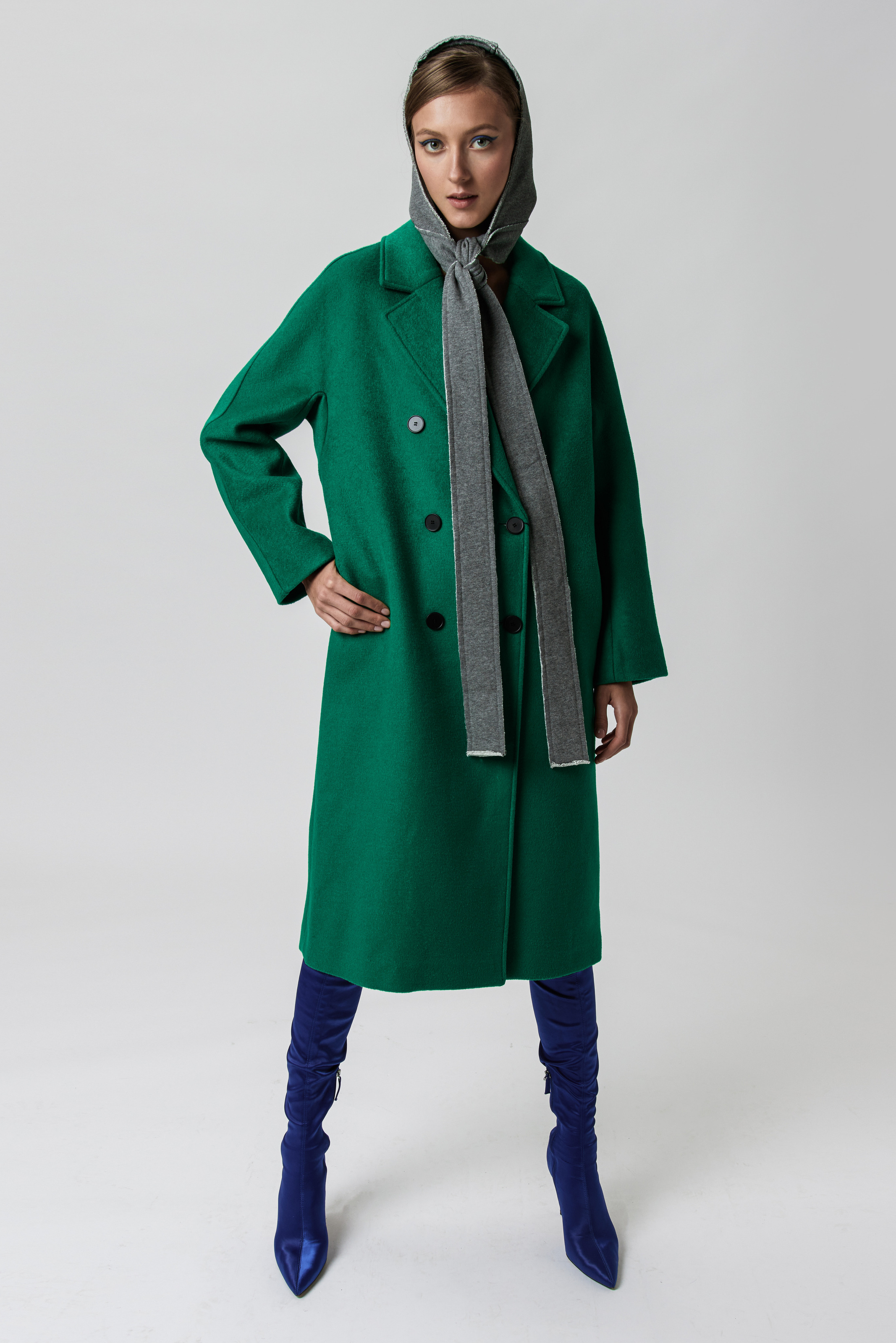 Съемки каталогов для маркетплейсов. Профессиональный фотограф Анна Баранова в Москве. Модель позирует на циклораме