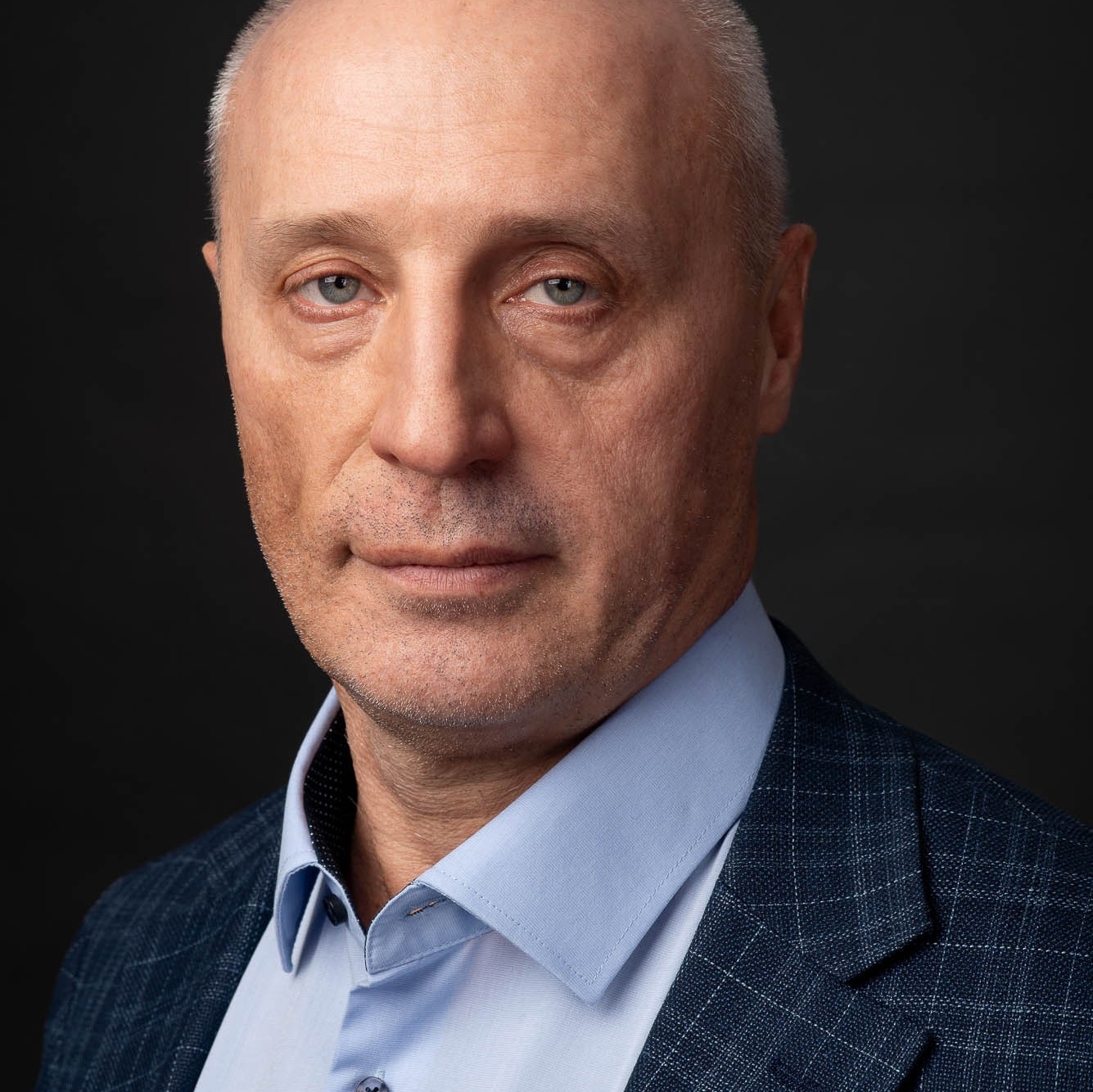 Серьезный деловой портрет руководителя компании на темном фоне