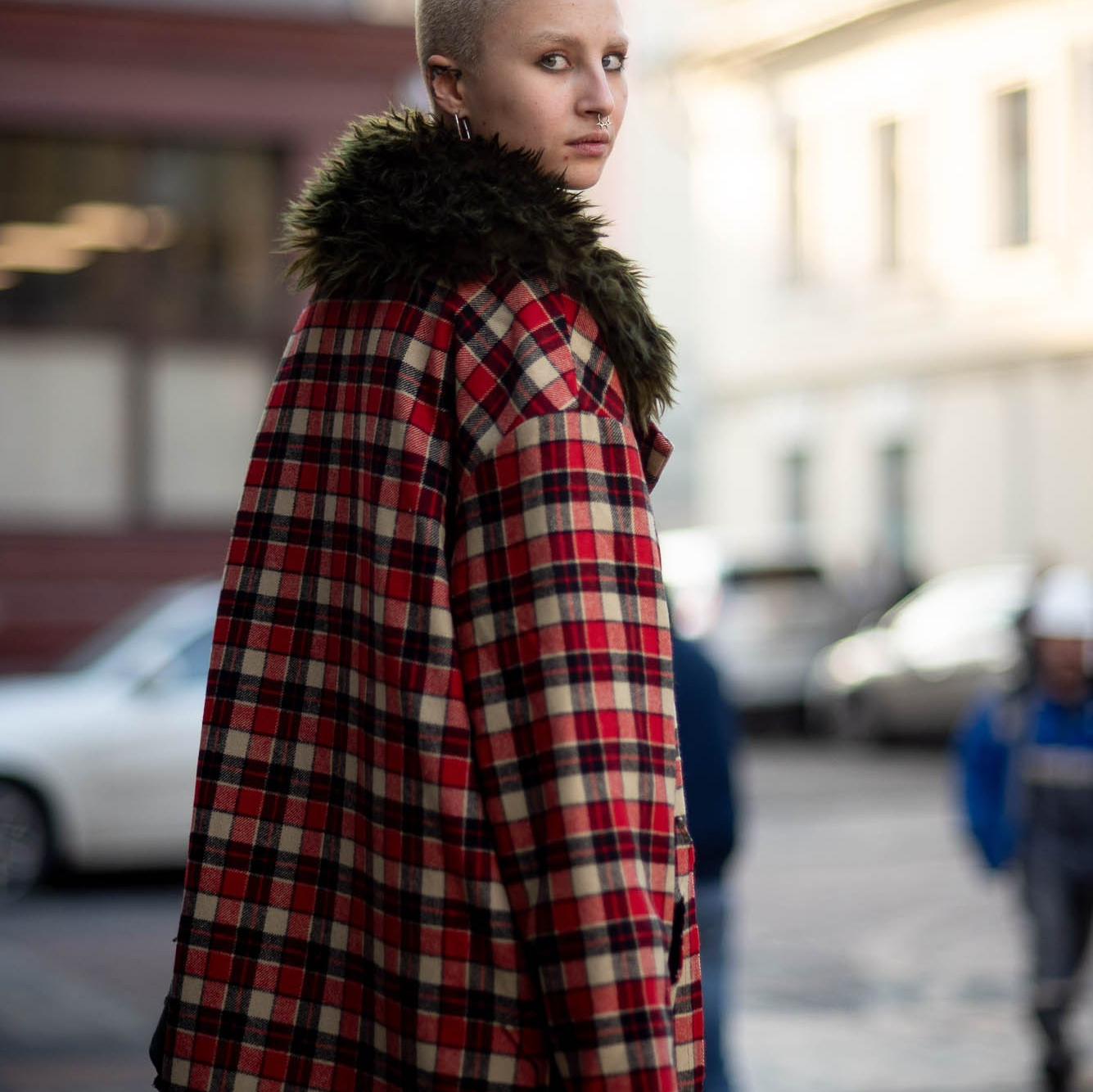 Модель в имиджевой съемке одежды в пальто