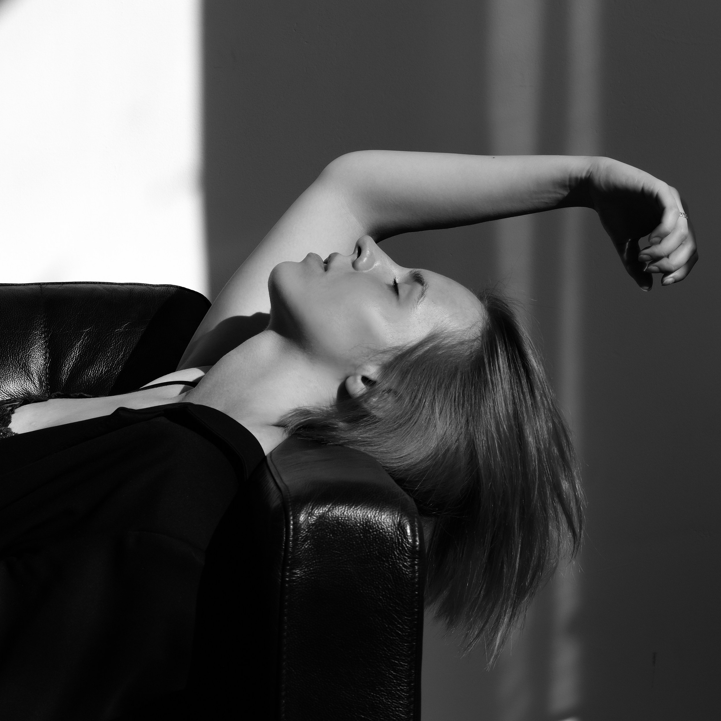 Портрет девушки в деловом стиле 