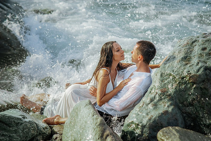 Послесвадебная фотосессия в Сириусе, Адлере, Красной Поляне и Сочи — это возможность снова надеть свадебные образы и создать незабываемые кадры без спешки и суеты. Море на рассвете, горы в облаках, романтика закатных прогулок или необычные локации, которые не успели посетить в день свадьбы. Это время для вас двоих, чтобы прожить эмоции ещё раз и сохранить их в атмосферных снимках. Опытный фотограф в Адлере поможет воплотить ваши идеи в жизнь и добавить в историю любви новые яркие страницы.