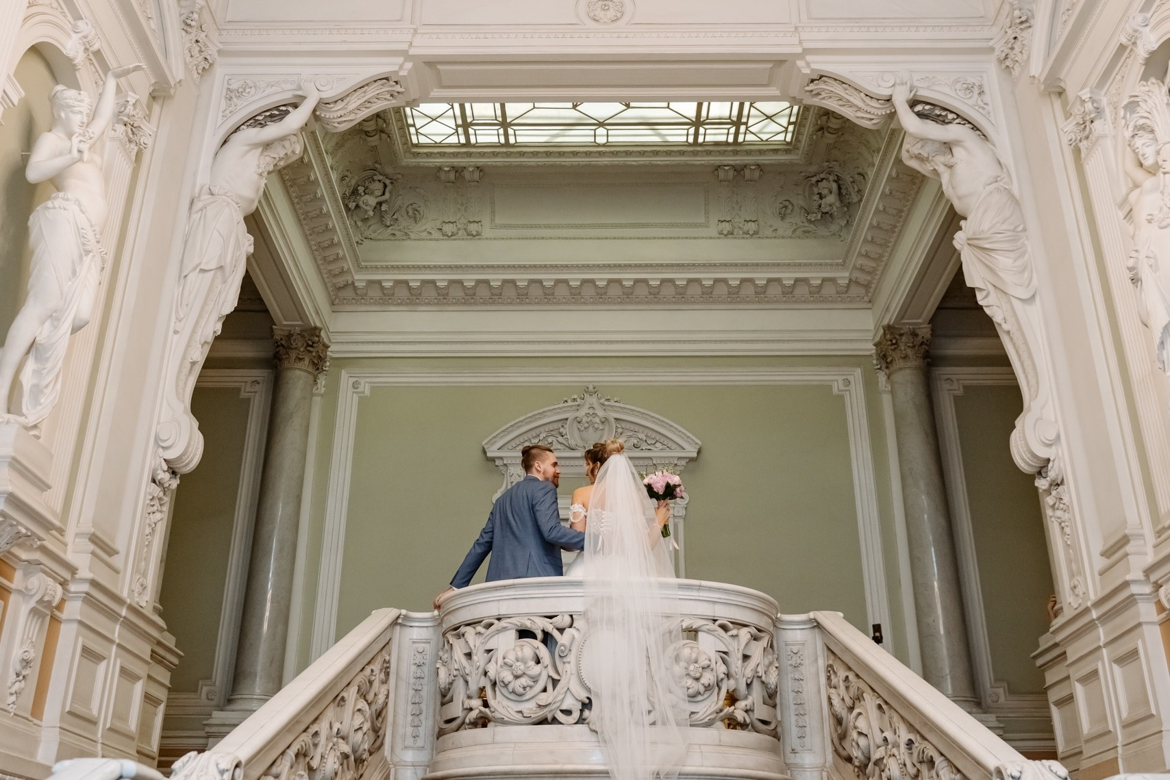 Свадебная фотосессия в дворце бракосочетания номер один в СПб, свадебное фото на балконе