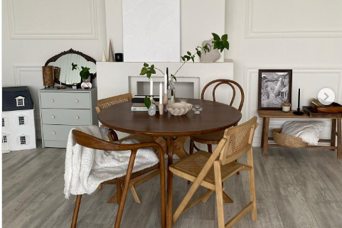 деревянный обеденный гарнитур в комнате с камином