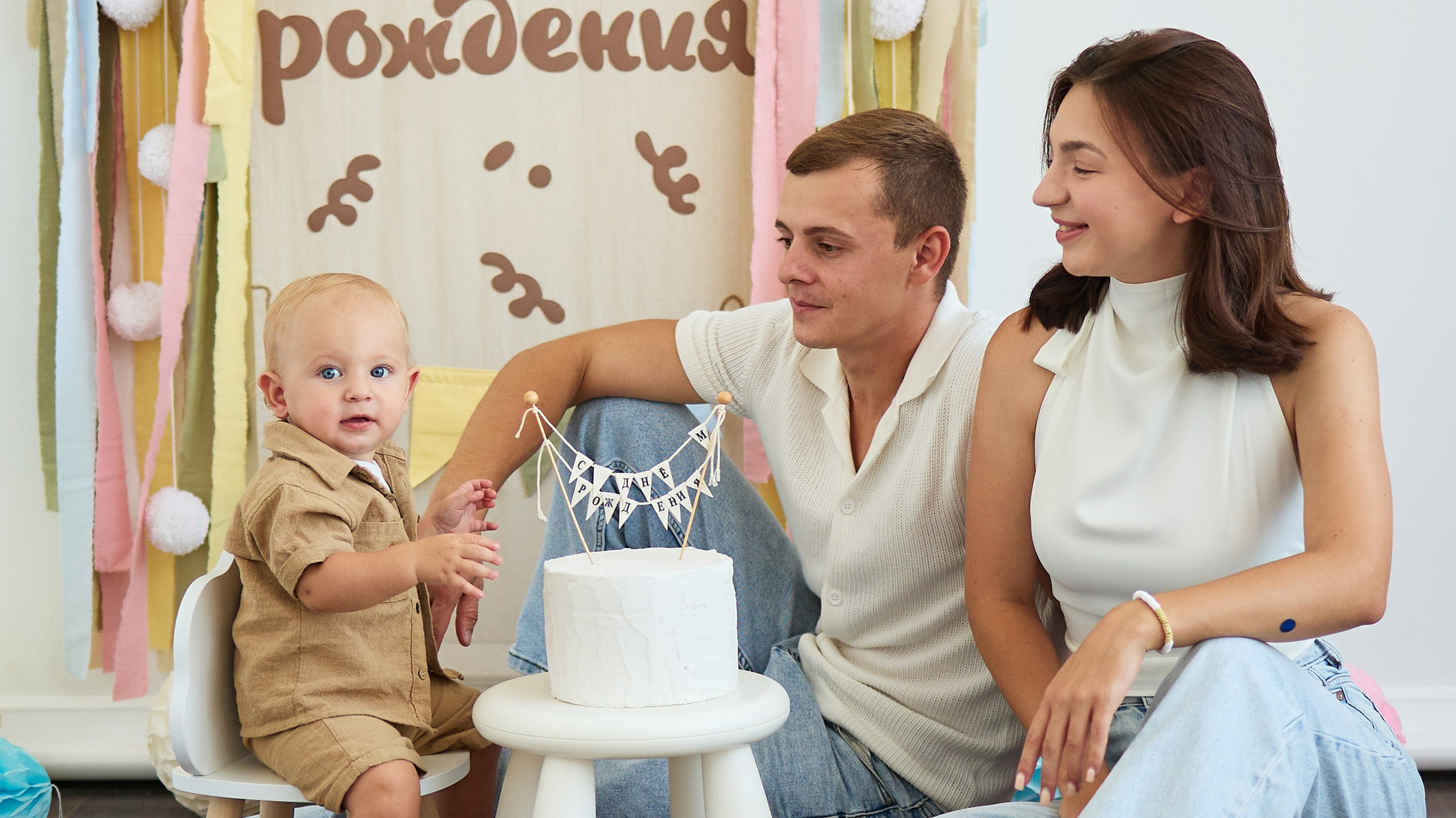 Фотосессия на первый день рождения от 1 года до 5 лет в Краснодаре. Фотостудия Roomy в Краснодаре | Семейные и детские съёмки дней рождения от 1 до 5 лет, аренда зала фотостудии