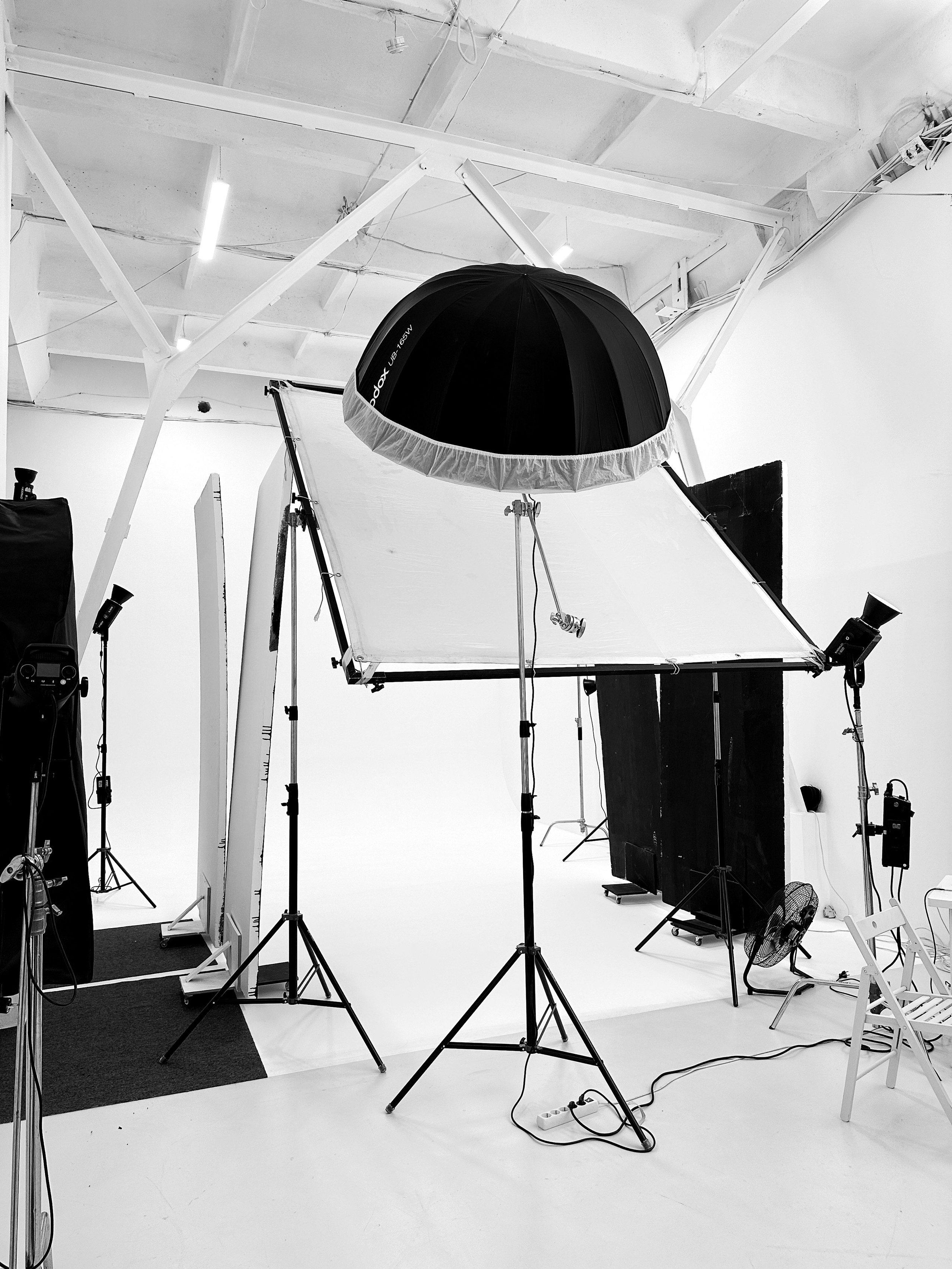Бэкстейдж профессиональной съемки кампейна для бренда одежды в фотостудии на циклораме