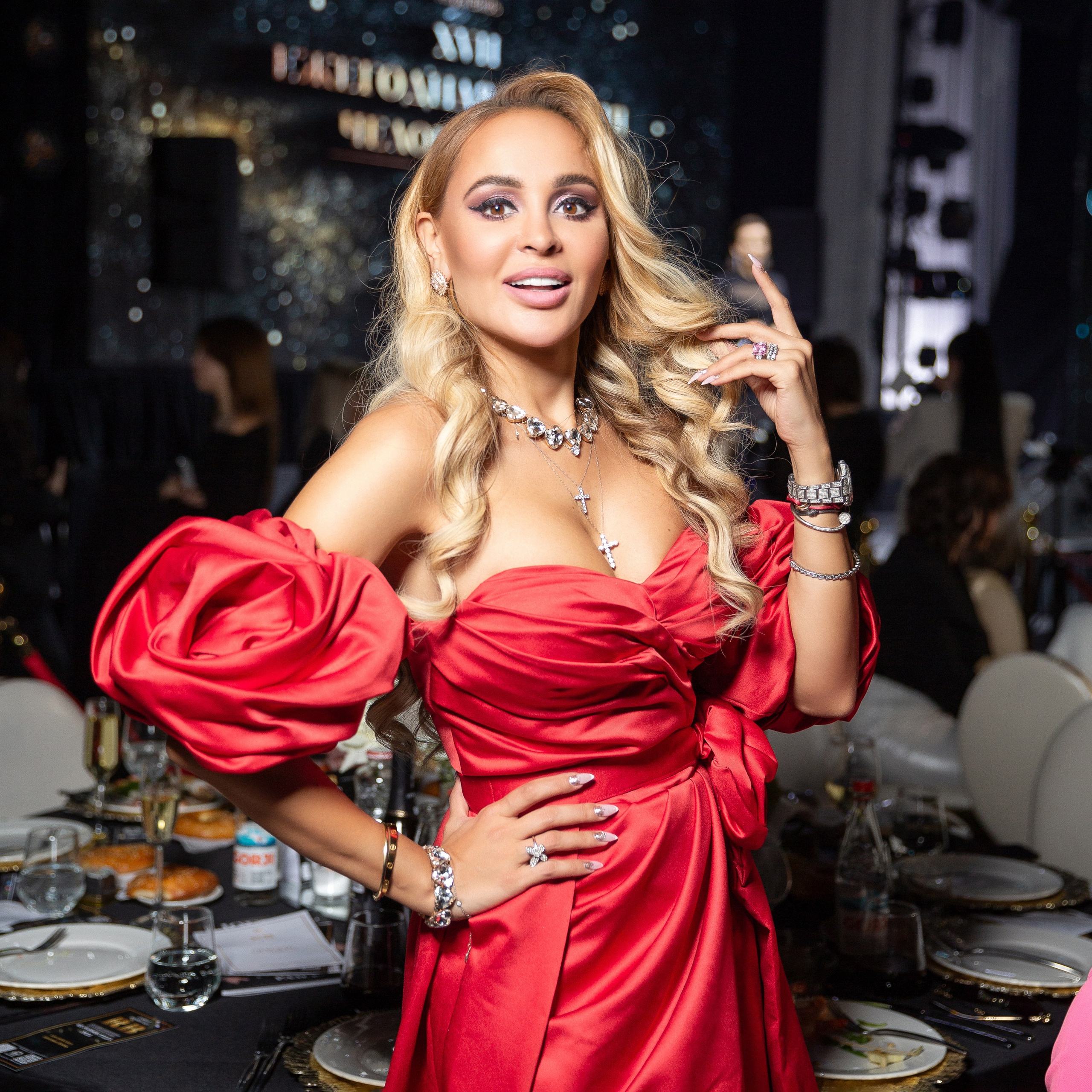 Премия RB Человек Года 2024 фотография фото девушка в красном коктейльном платье блондинка 