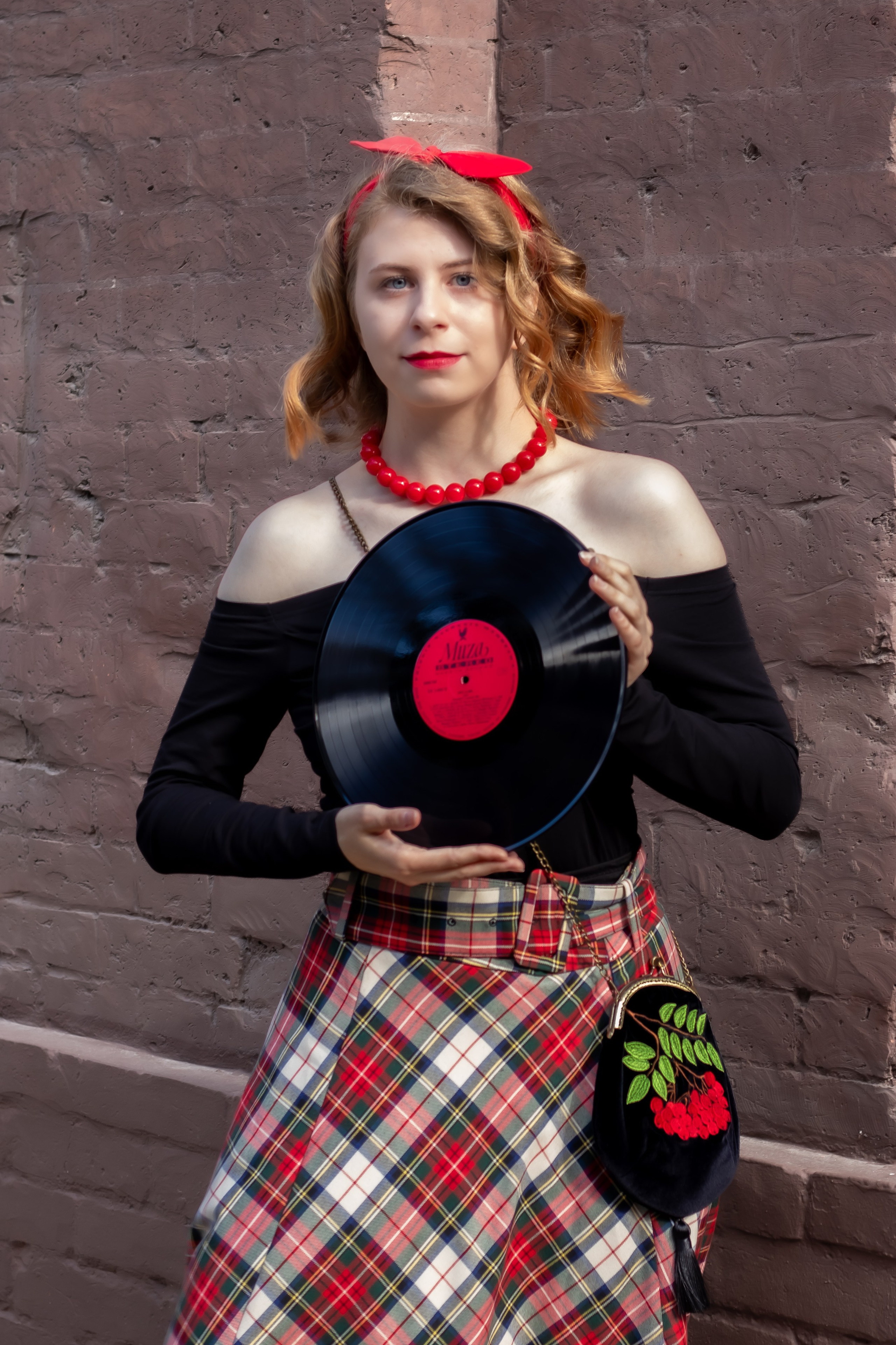 Тематическая фотосессия «Виниловый ретро-образ» с девушкой и виниловой пластинкой — фотограф Карасёва Елена, Москва