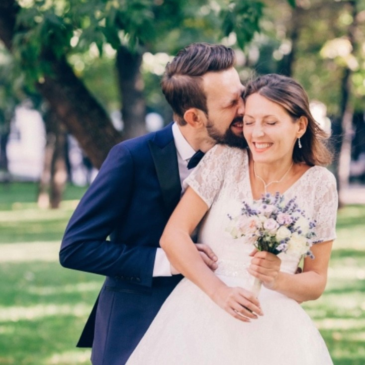 Молодожены улыбаются