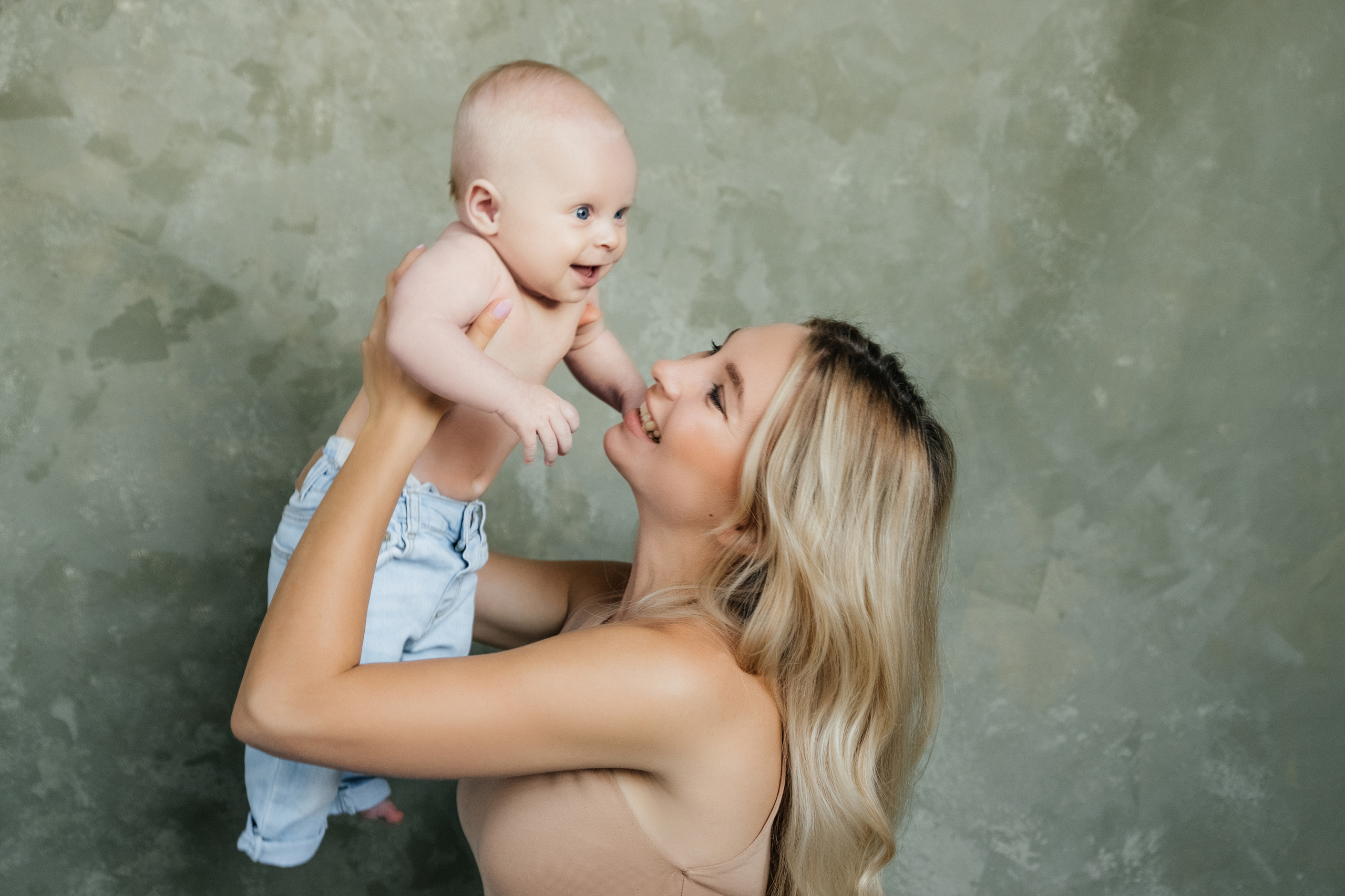 Узнать стоимость семейной съёмки можно в этом разделе. Лана Абрамян-Фотограф новорожденных и беременных в Новороссийске Анапе