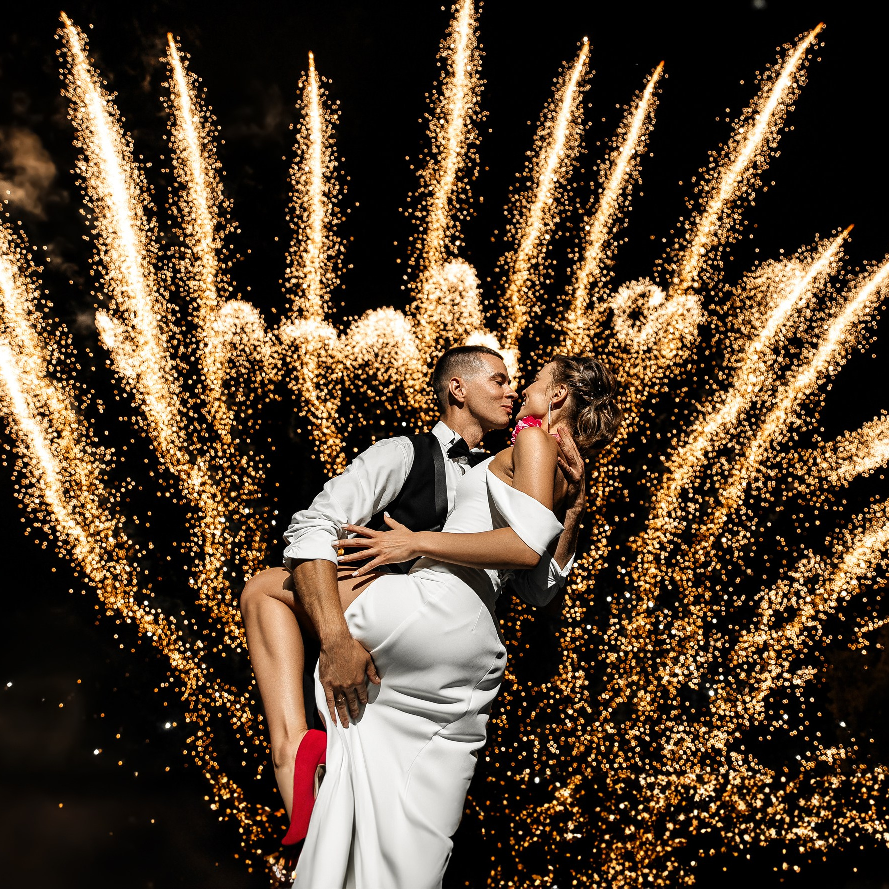 Здравствуйте! Я свадебный фотограф из Ульяновска, работаю в том числе по всей России и с выездом за границу. Снимаю свадьбы, lovestory, корпоративы, светский репортаж. Провожу обучение по фотографии, мастер-классы и воркшопы для других фотографов.