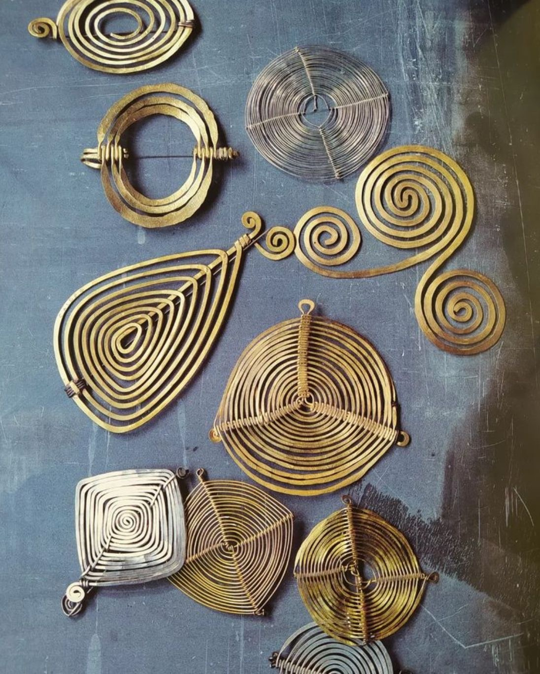 Основой украшений Александра Колдера стала проволока — медная, латунная, стальная