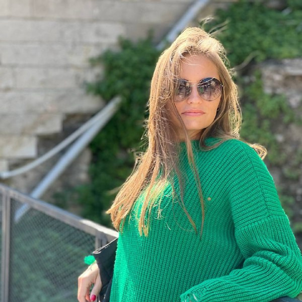 Девушка фотограф Наталья Куликова в Краснодаре в зеленой кофте и очках