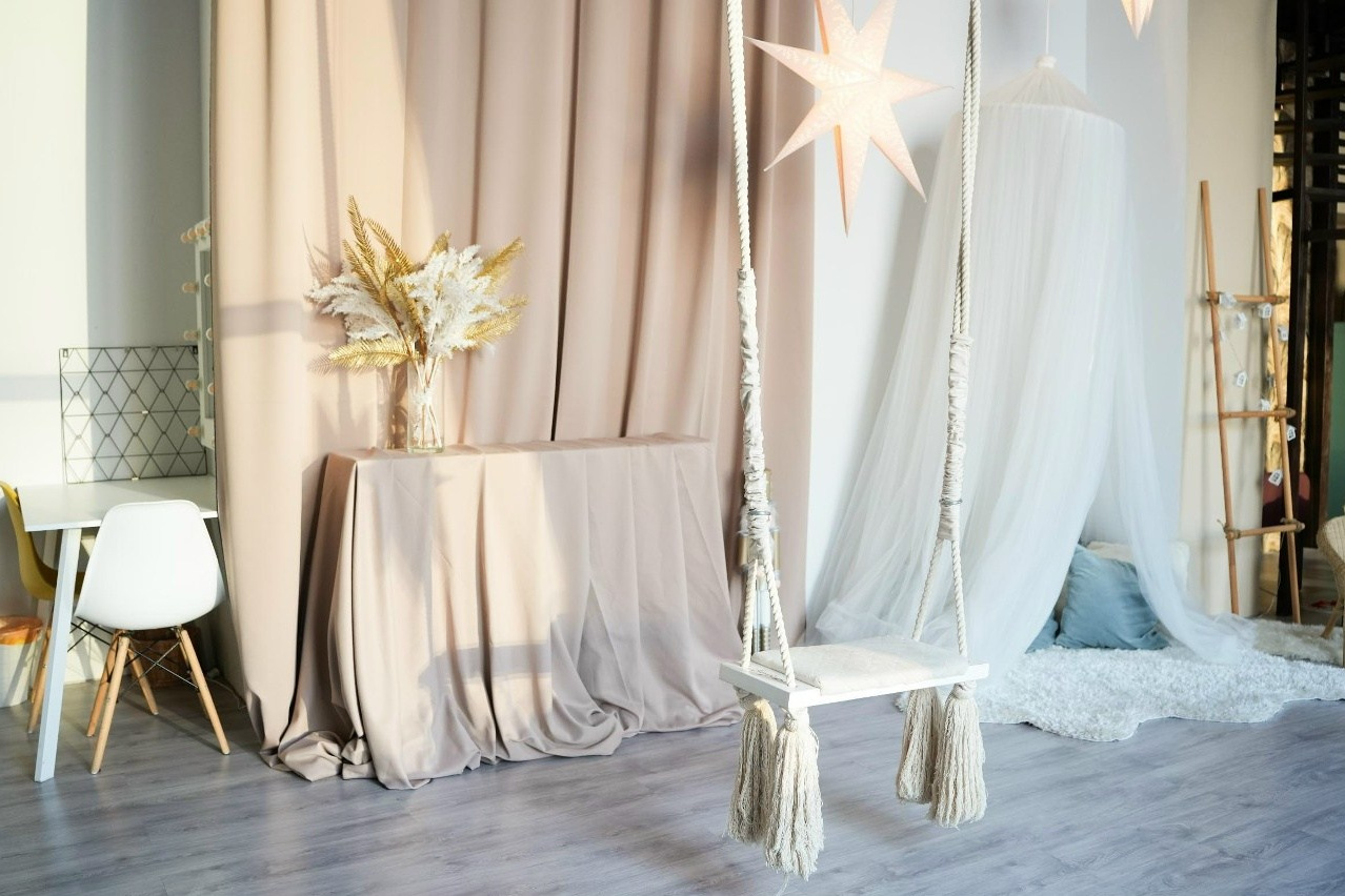 Праздничный декор зала Family для новогодних съемок с елкой и детской кроваткой