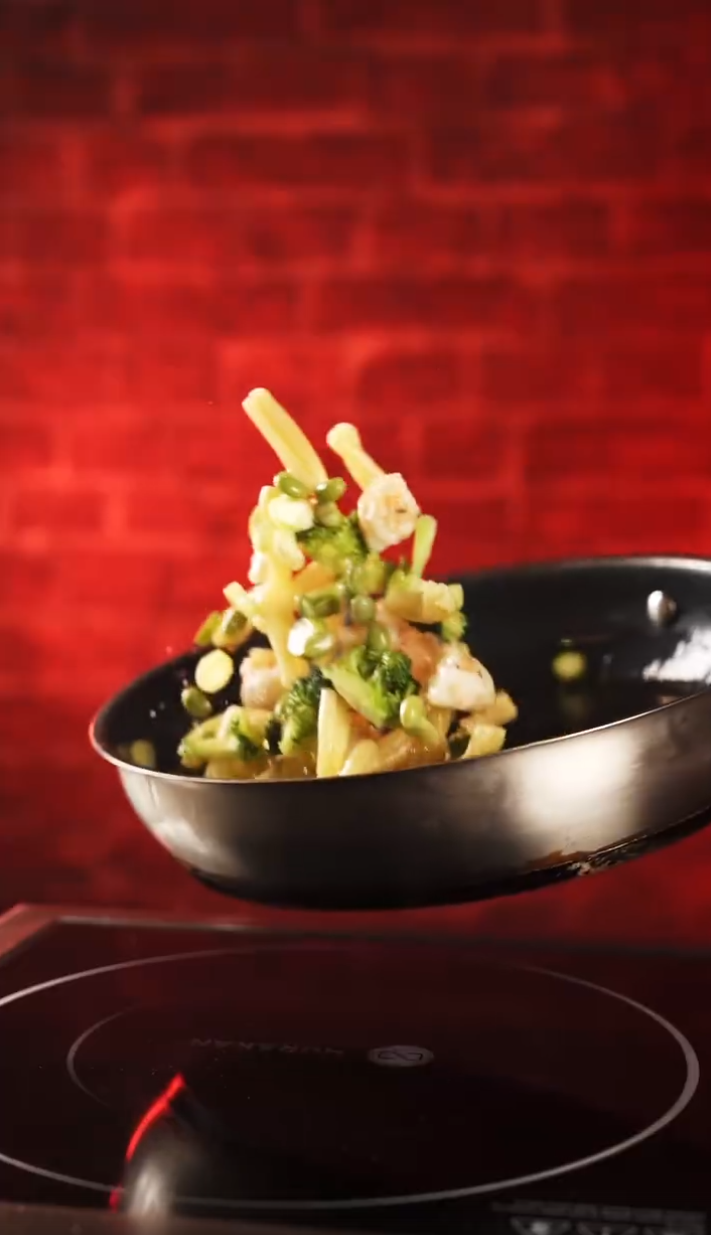 Профессиональная видеосъёмка рилсов для ресторана с фокусом на подаче блюд и атмосфере интерьера