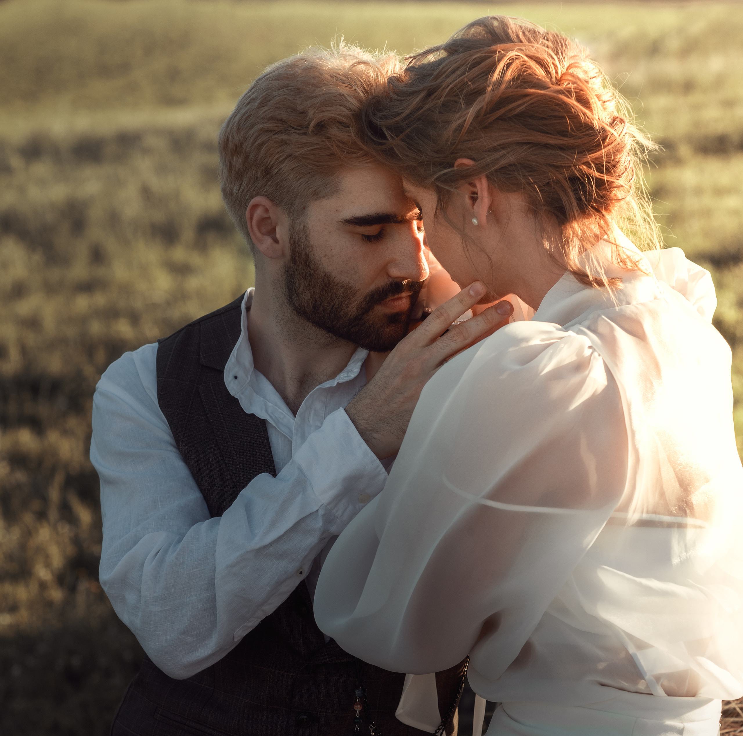 Стилизованная фотосессия молодой пары на закате