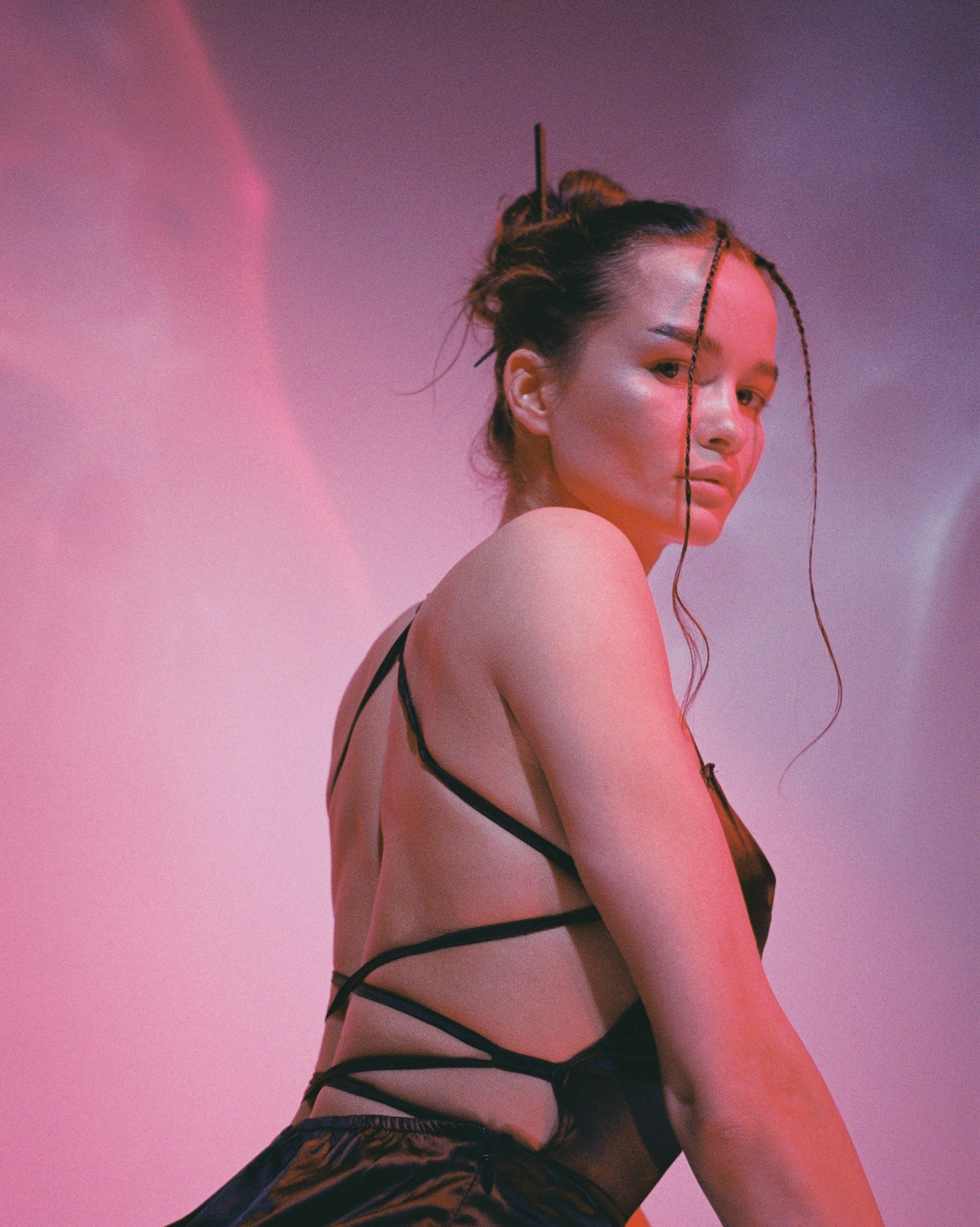 Красивая модельная фотосессия в студии на плёнку в розовых тонах