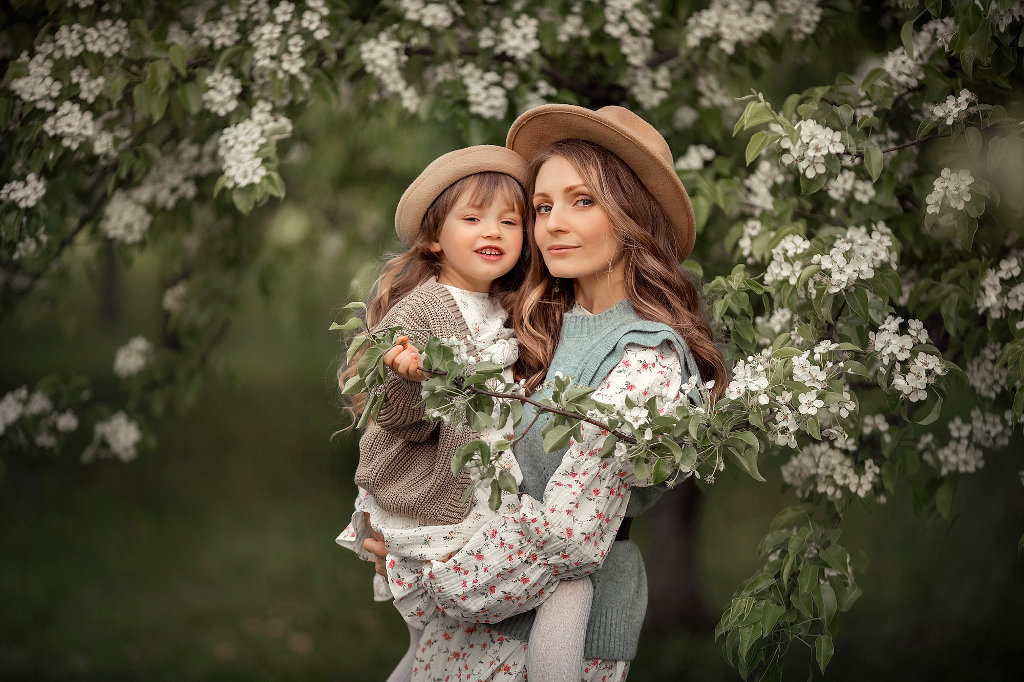 Семейная фотосессия в цветущем саду. Семейный фотограф Татьяна Надеждина