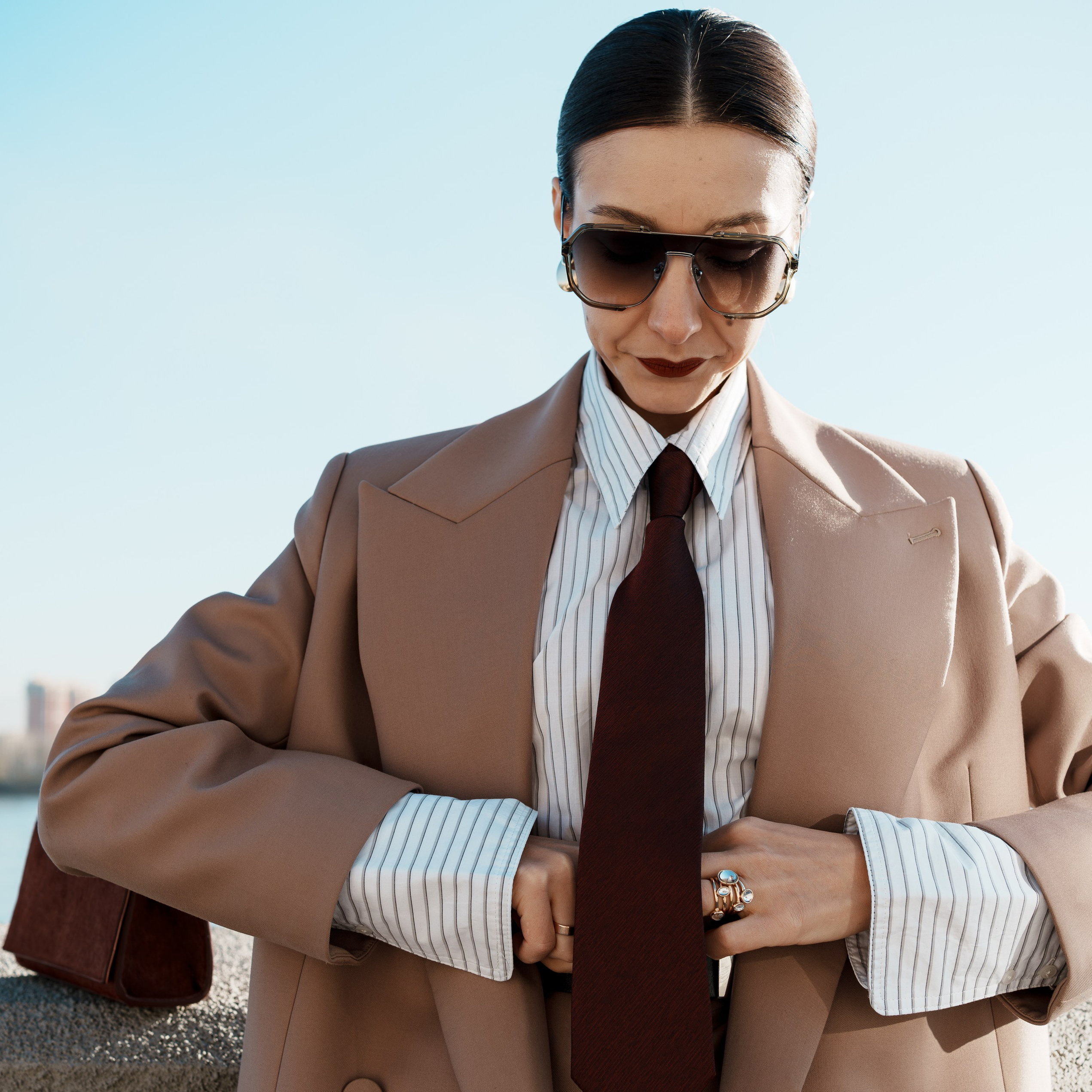 Молодая привлекательная девушка в белом пиджаке.